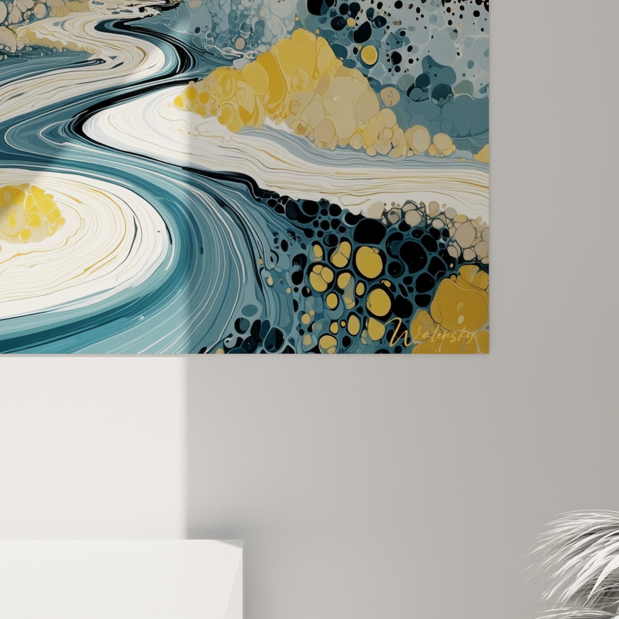 Matière granuleuse dorée et veines bleu marine visibles en détail sur l'impression texturée du tableau