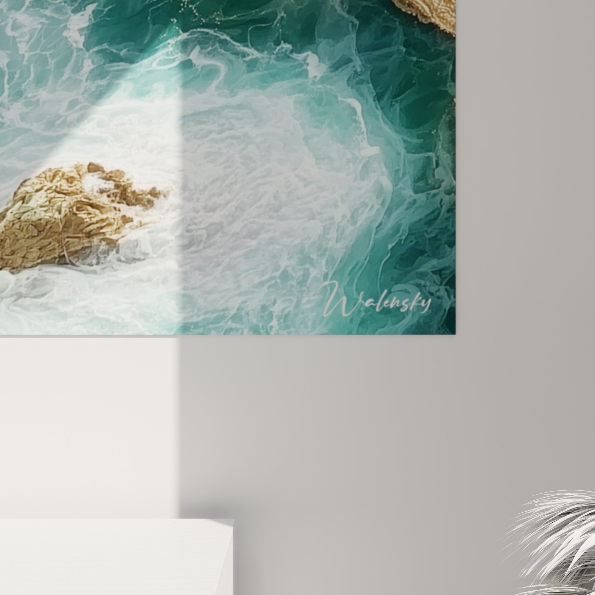 Détail des textures d'écume blanche et des reflets dorés sur fond turquoise profond