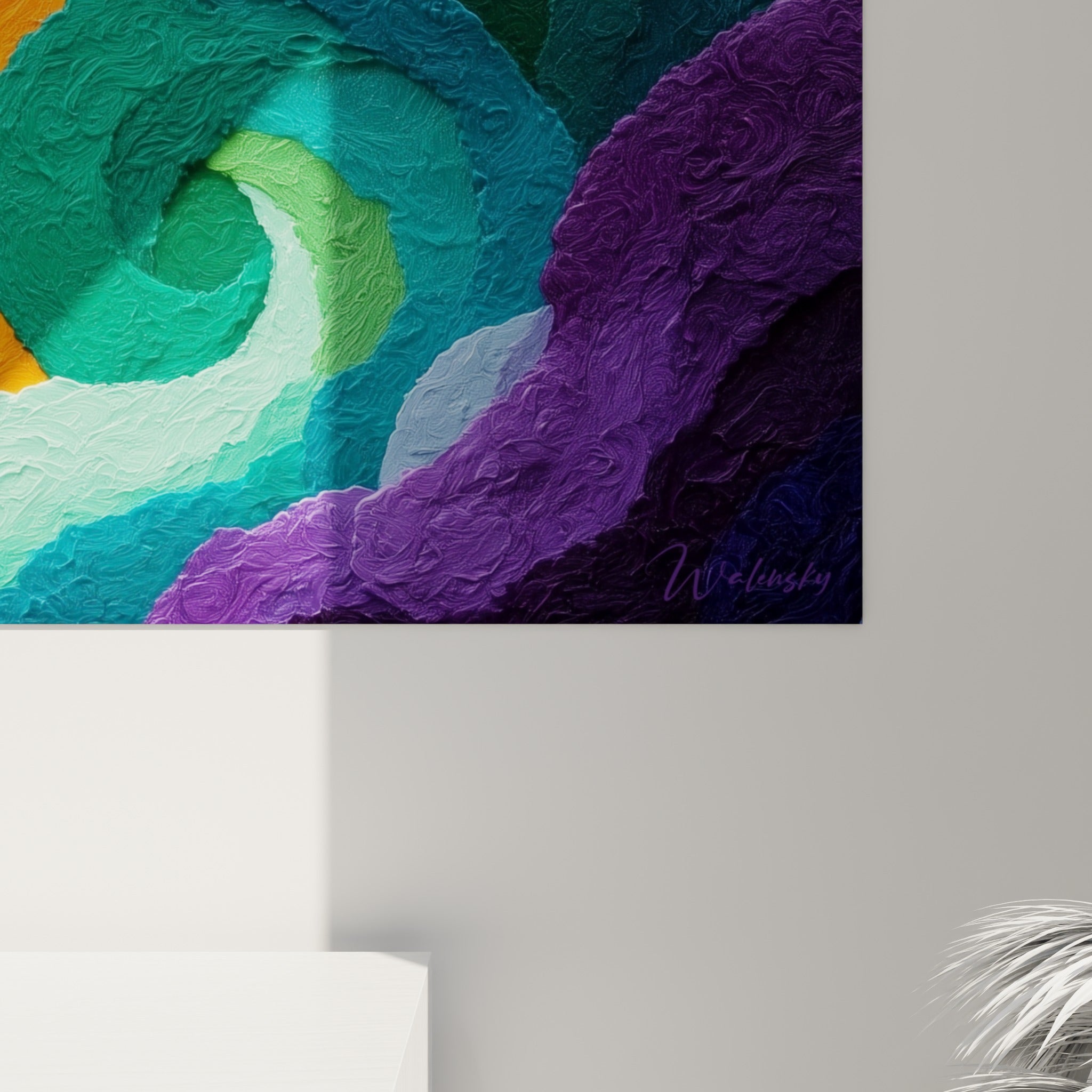 Empâtements épais et coulures dorées se mêlent au bleu marine sur ce tableau artistique abstrait vu de près