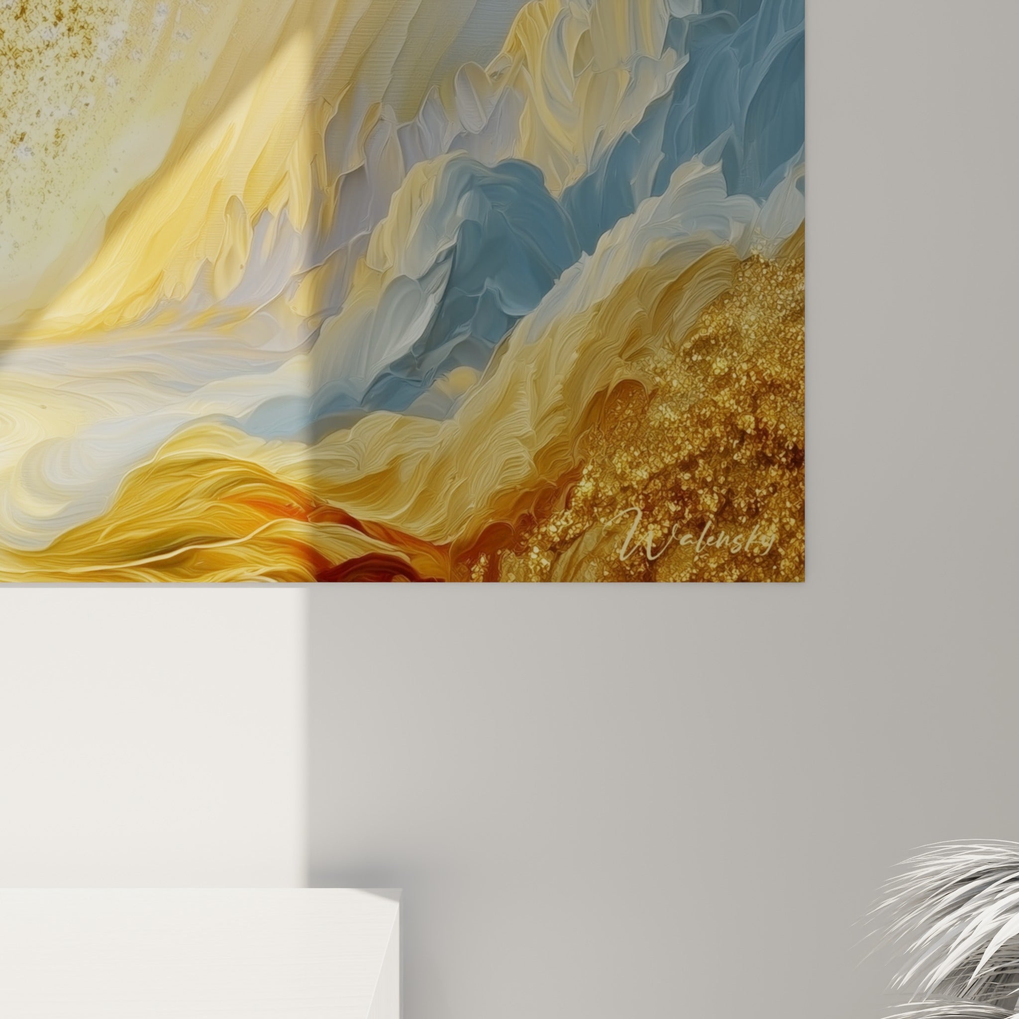 Empâtements épais de peinture blanche et dorée révélant le grain et les coulures de la toile
