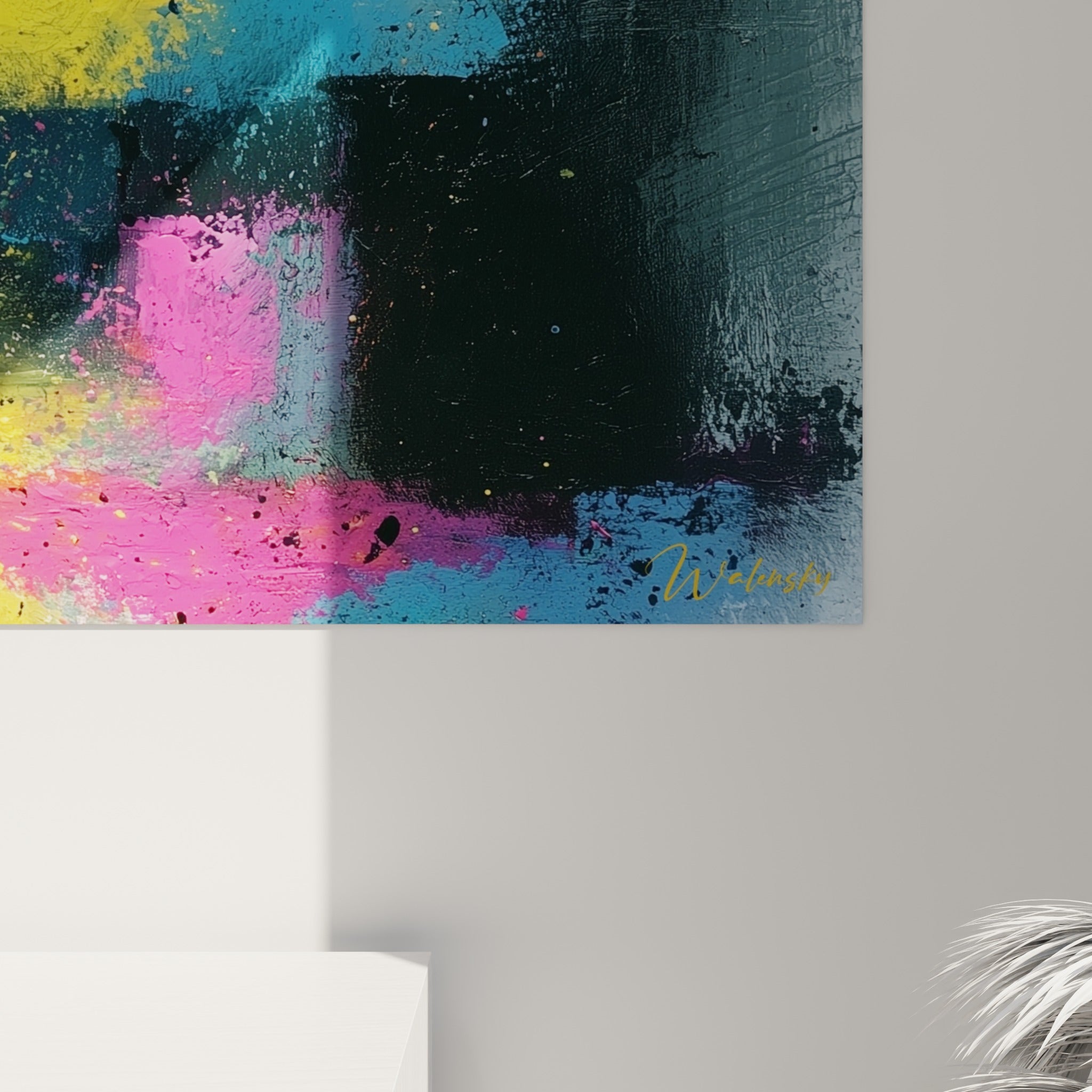 Empâtements de peinture jaune et rose se mêlant au grain anthracite de ce tableau artistique abstrait