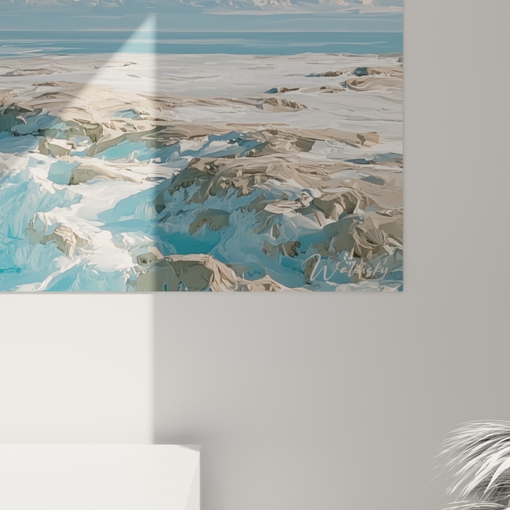 Empâtements épais mêlant blanc écumeux et beige sable dans le grain rapproché du tableau côtier turquoise