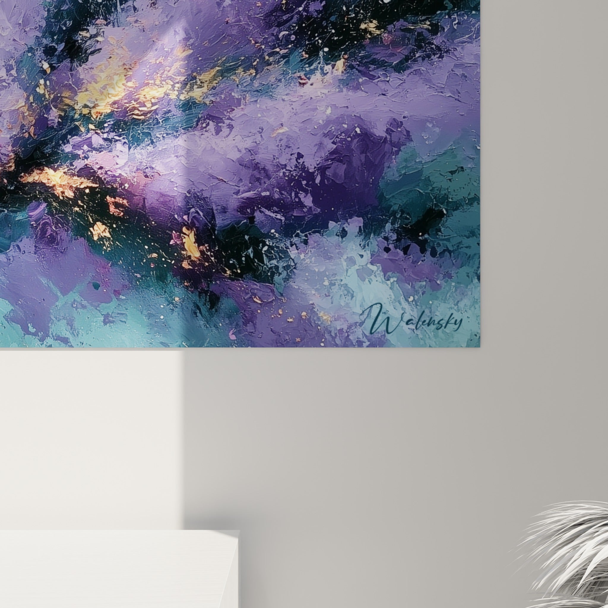 Empâtements dorés et coulures violettes se mêlant au grain texturé de la toile, détail de matière picturale