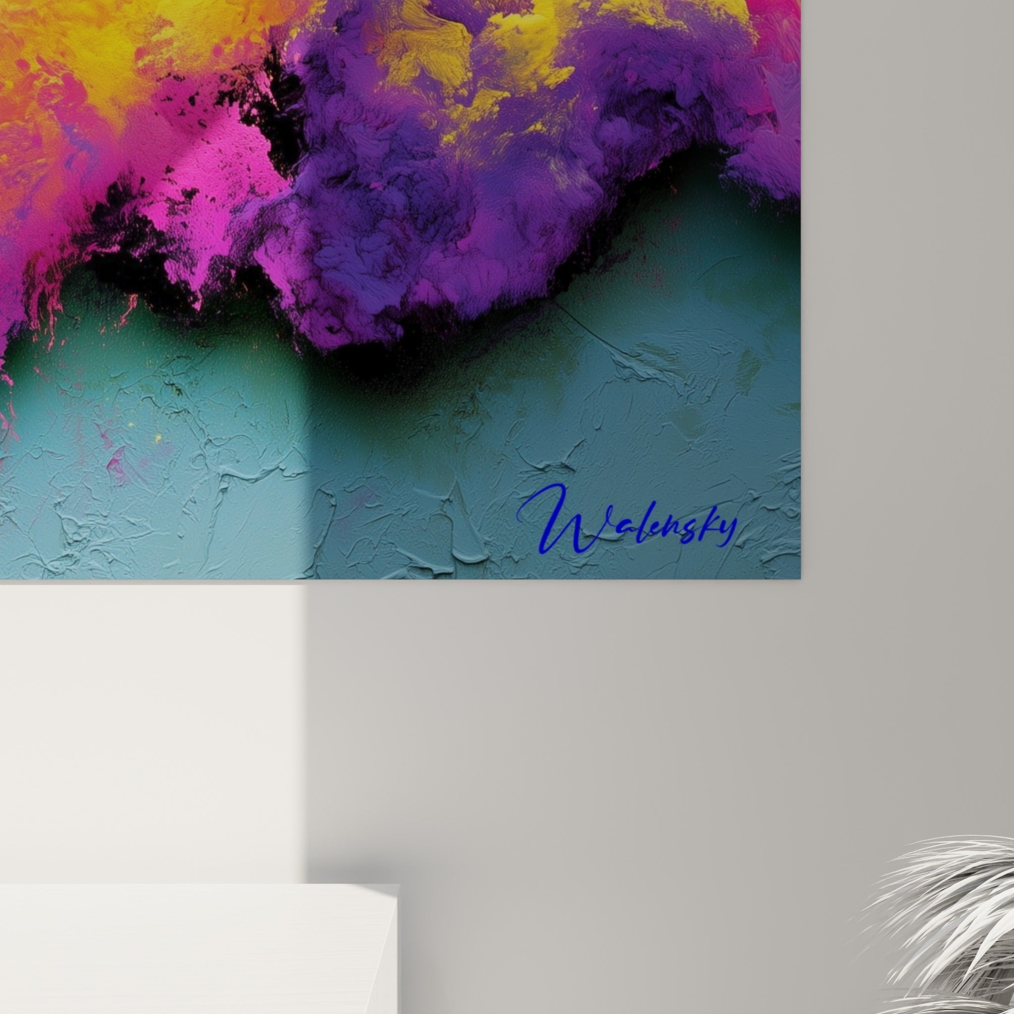 Empâtements épais mêlant violet, jaune et turquoise visibles de près sur la toile accrochée