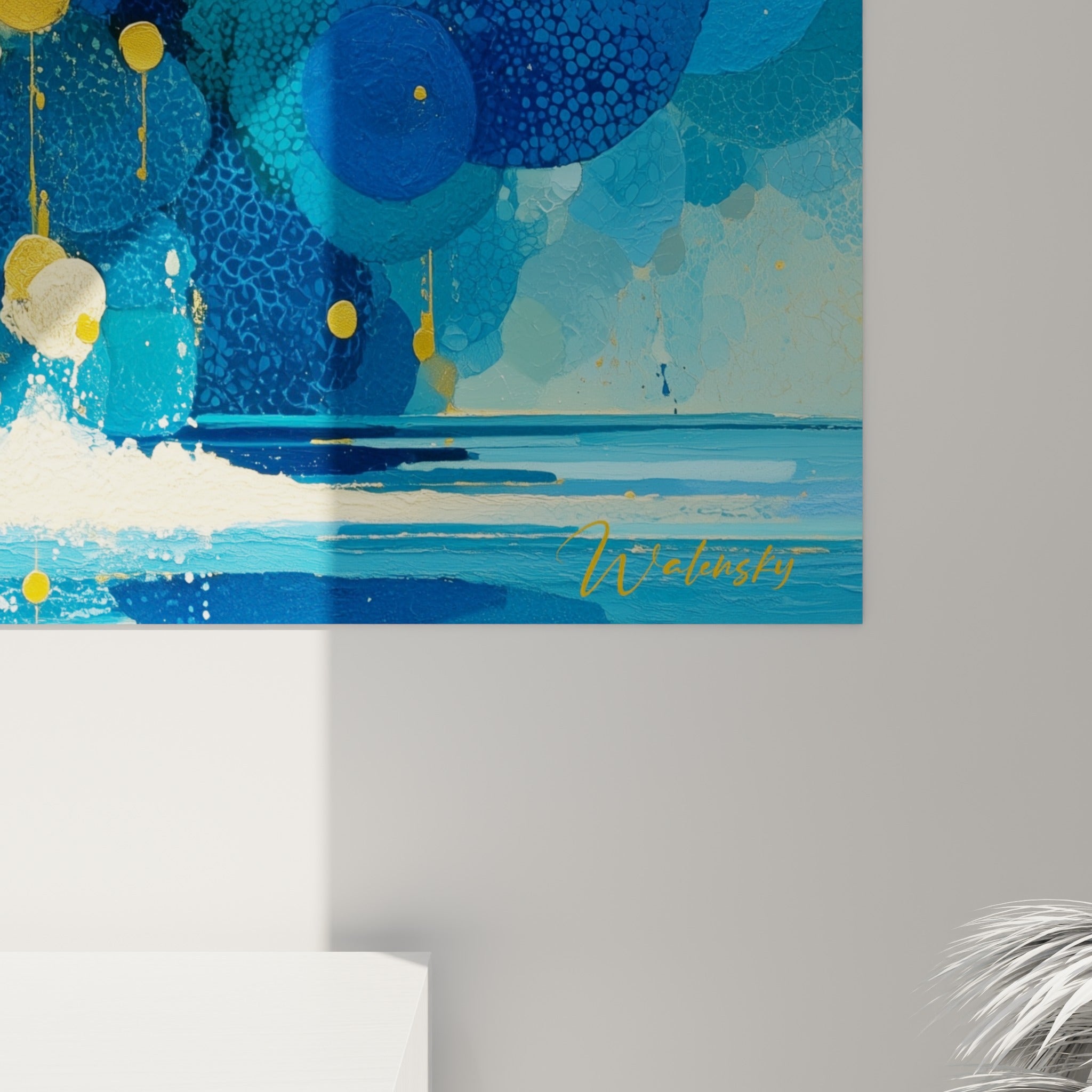 Empâtements dorés et grain texturé du bleu marine révèlent la matière picturale de ce tableau Artistique abstrait