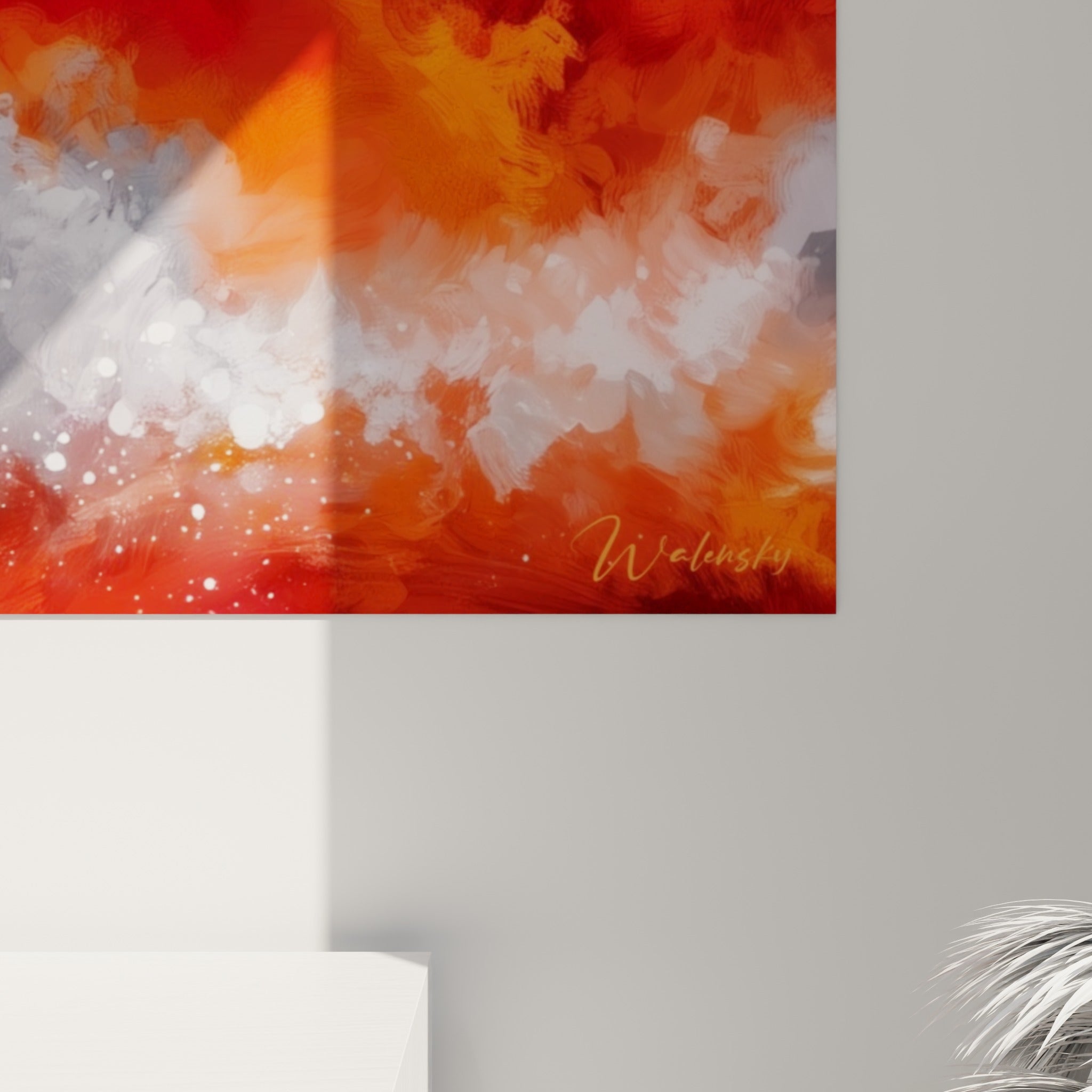 Empâtements de peinture rouge et grise avec éclaboussures blanches et dorées sur la toile accrochée