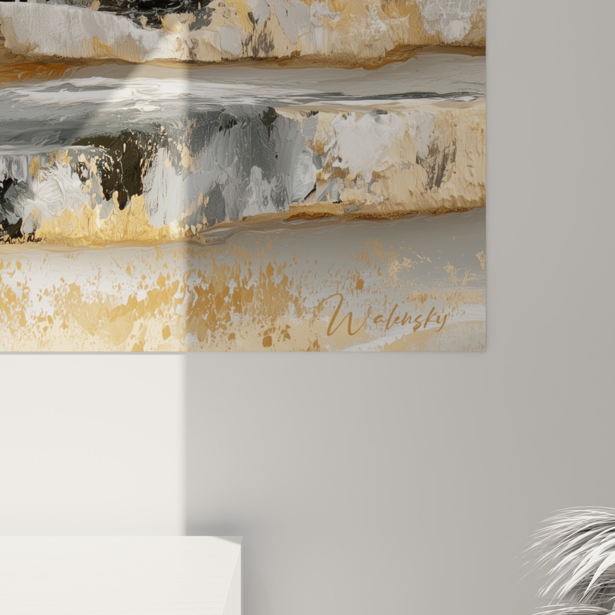 Détail des empâtements dorés et gris sur la toile, coulures et grain de la matière picturale visibles de près