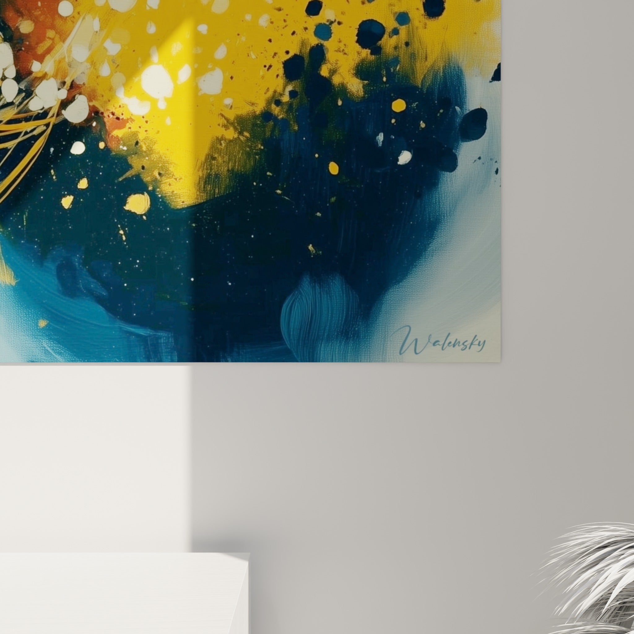 Grain de peinture visible où le jaune moutarde et le bleu marine se fondent en empâtements texturés