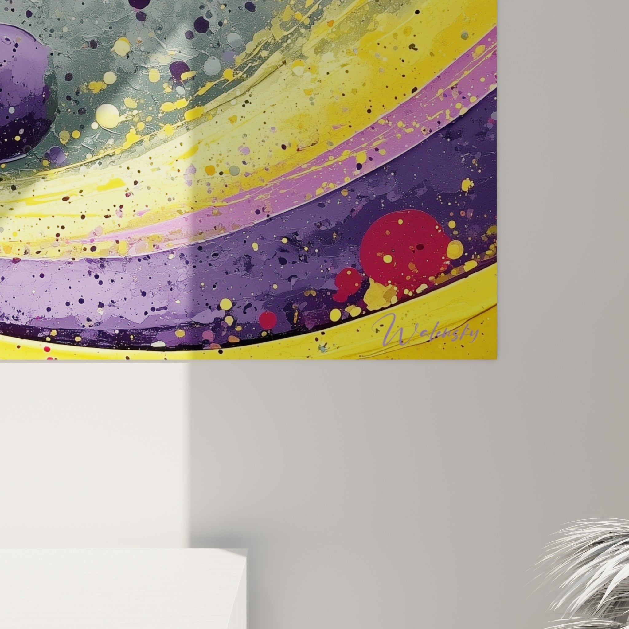 Empâtements dorés et coulures violettes se mêlant au magenta, grain texturé de ce tableau Artistique abstrait