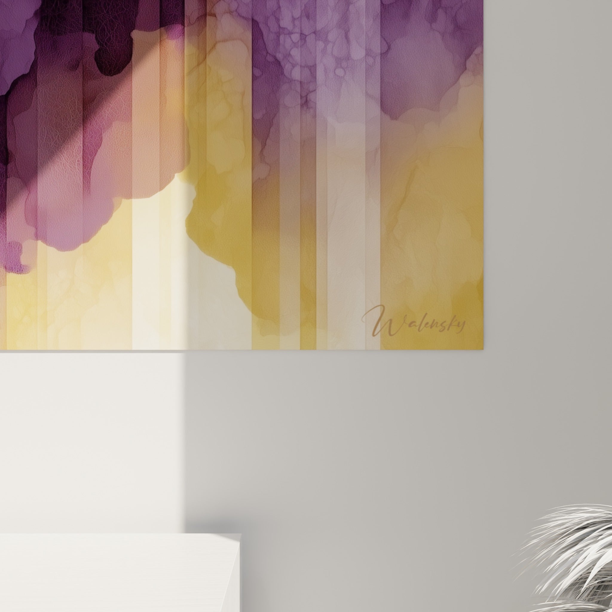 Empâtements d'encre violette et coulures dorées visibles en gros plan sur la toile accrochée