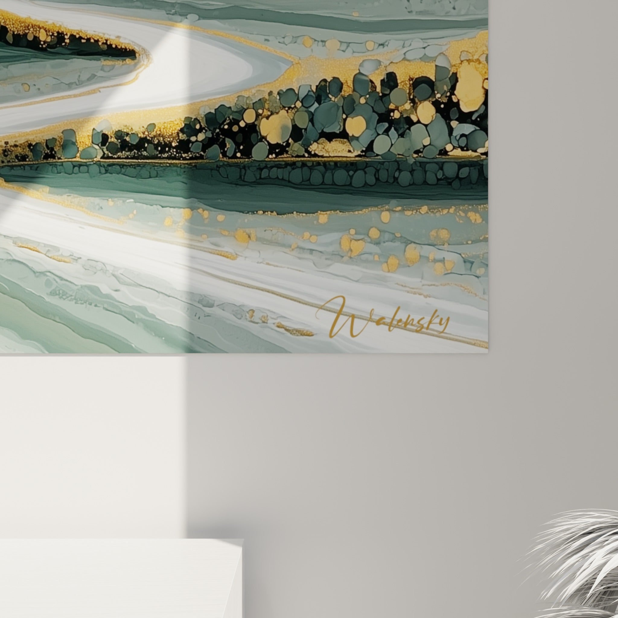 Grain de peinture fluide révélant sphères dorées et noires fondues sur fond gris minéral texturé