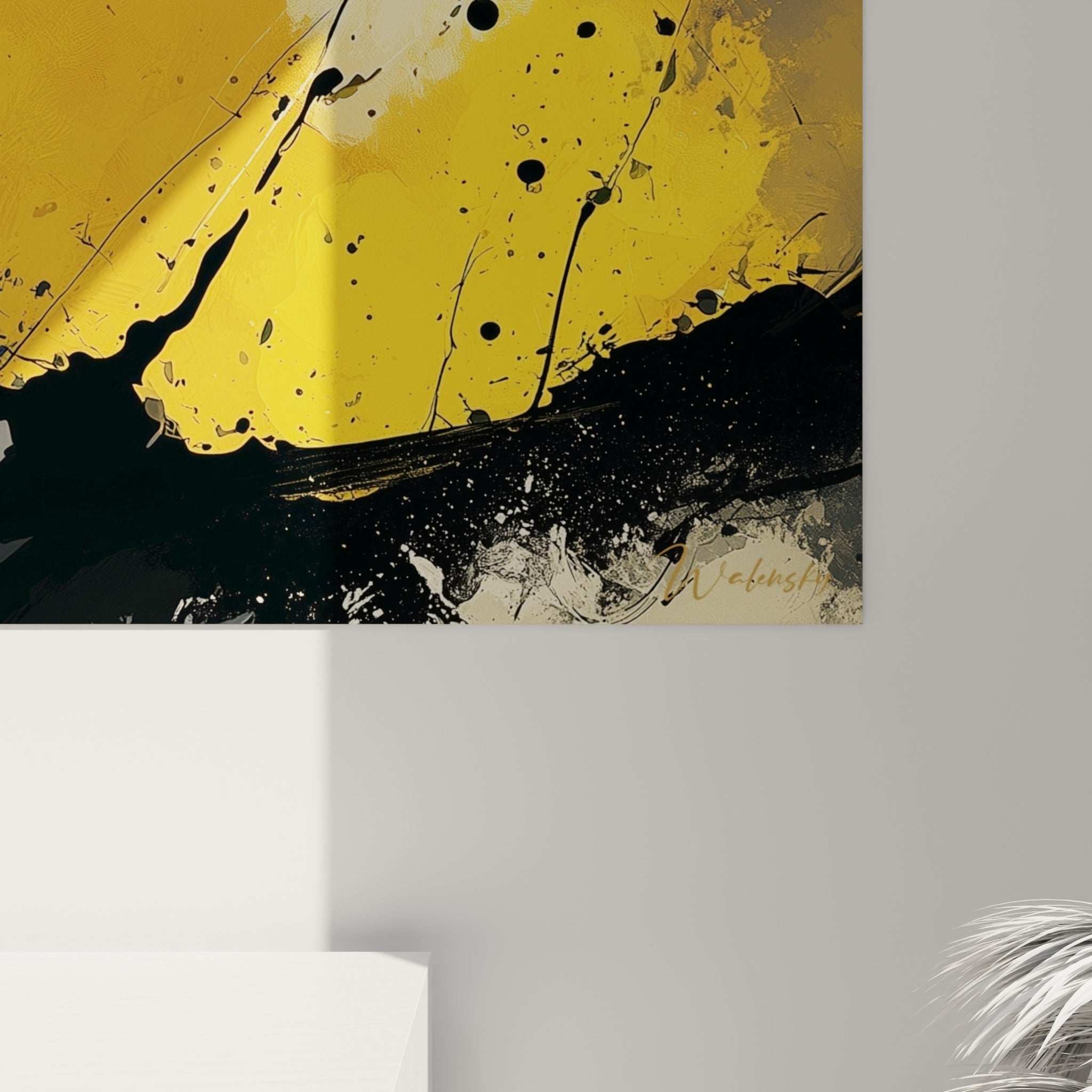 Grain et empâtements noirs sur fond doré révélant la matière de ce tableau artistique abstrait