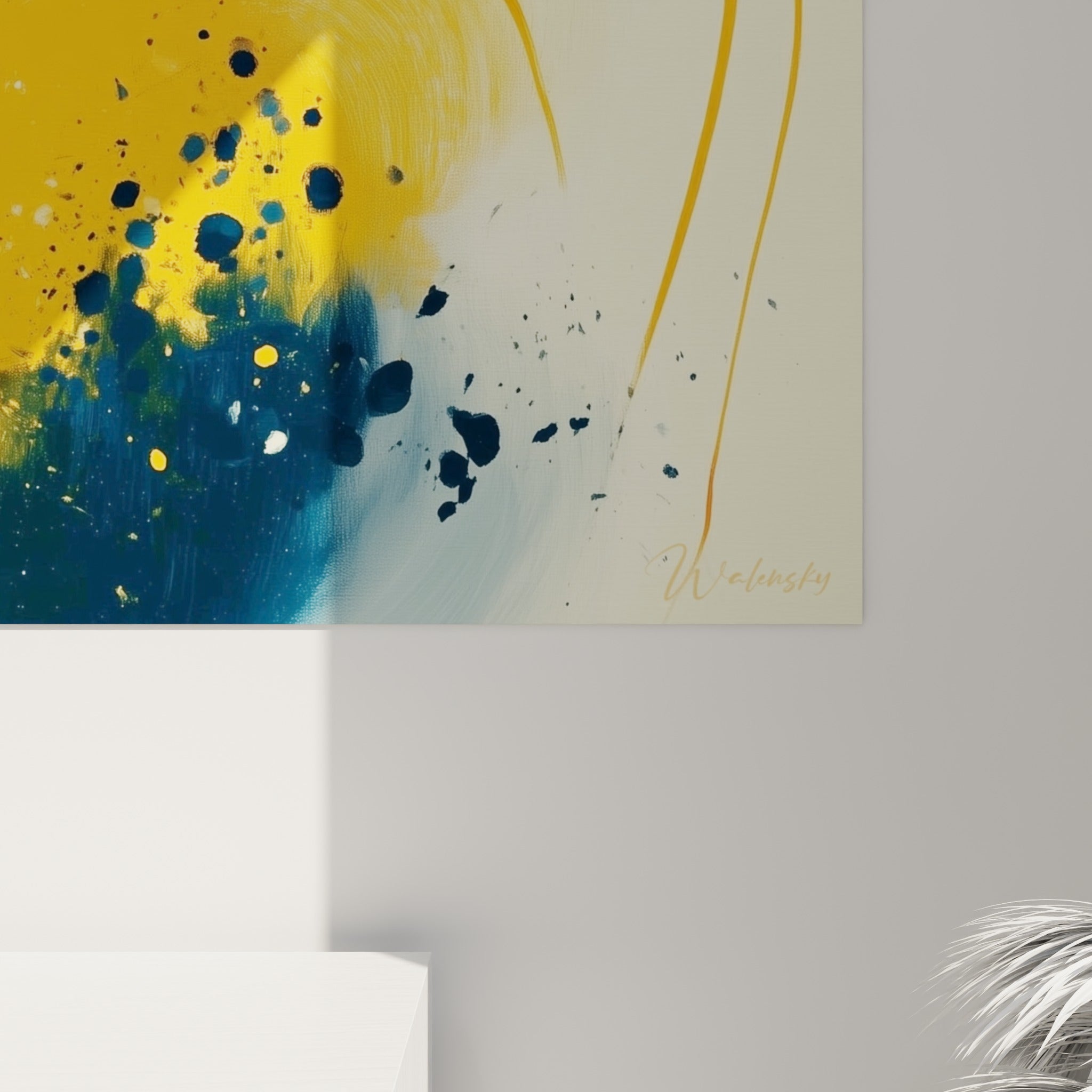 Empâtements dorés et coulures bleu marine visibles de près sur ce tableau artistique abstrait accroché au mur