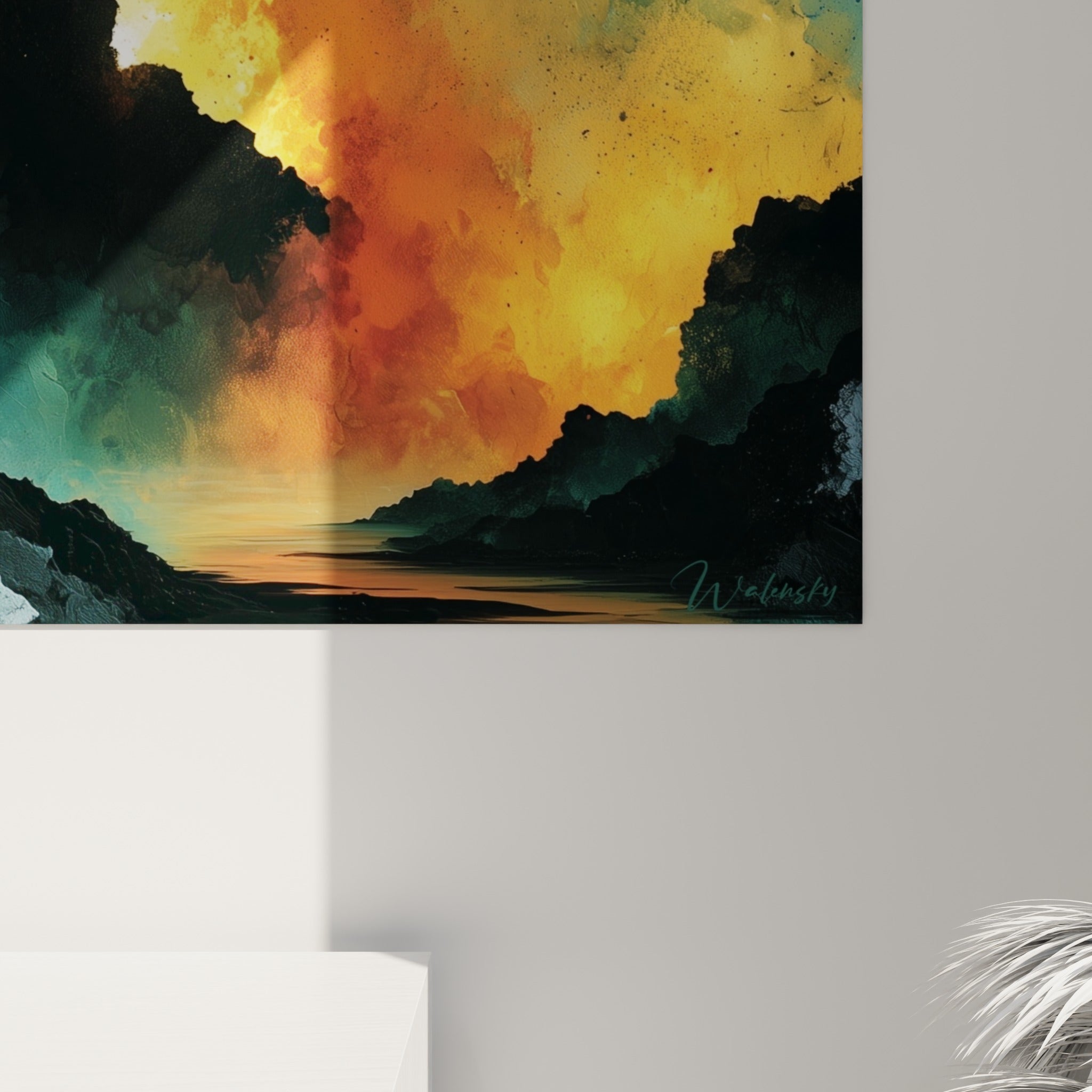 Empâtements orangés et coulures bleu sarcelle visibles en surface texturée sur la toile accrochée