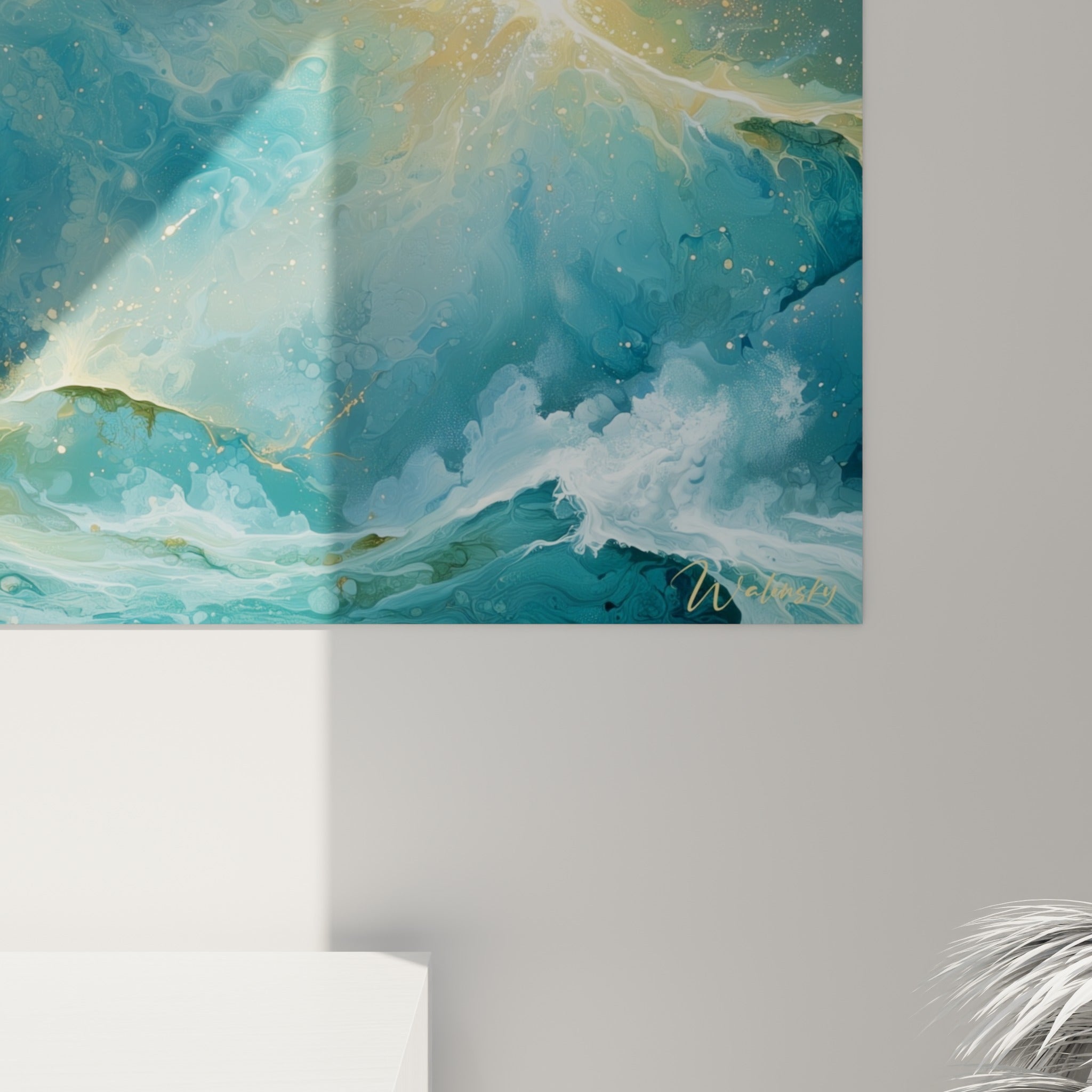 Matière fluide de peinture bleu pétrole et dorée, empâtements et coulures visibles en gros plan