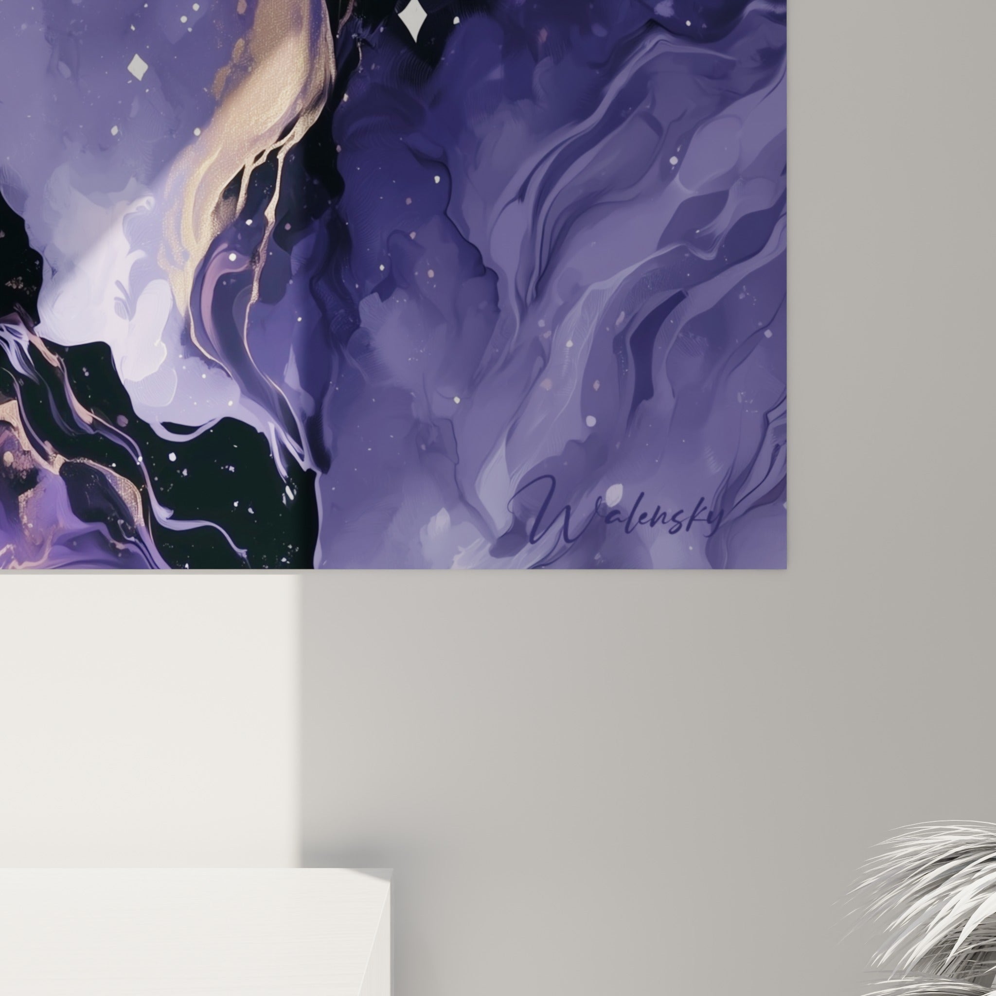 Empâtements dorés et coulures violettes révélant la texture fluide de la toile accrochée