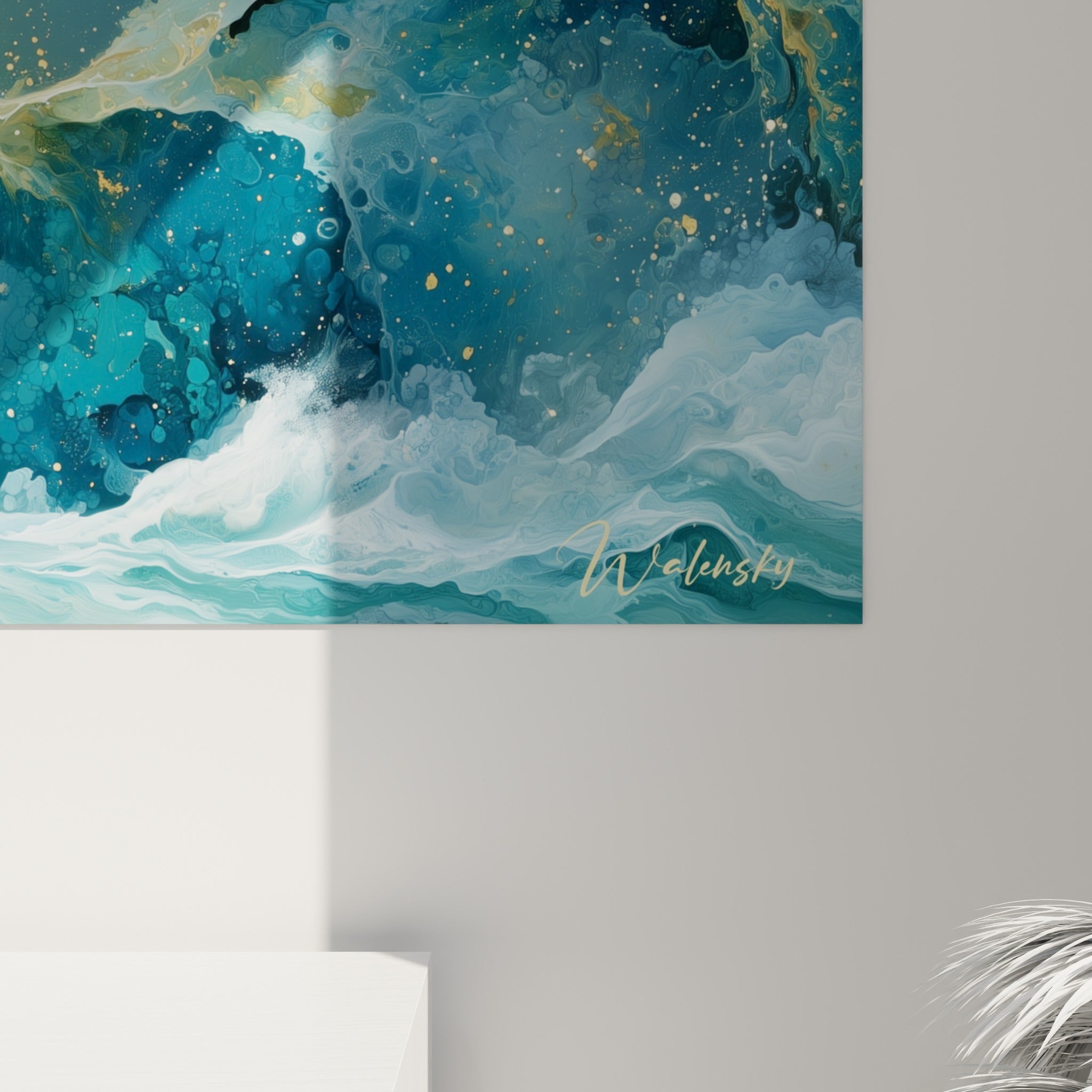 Matière picturale fluide bleu turquoise et striures dorées, grain de peinture visible en gros plan sur la toile