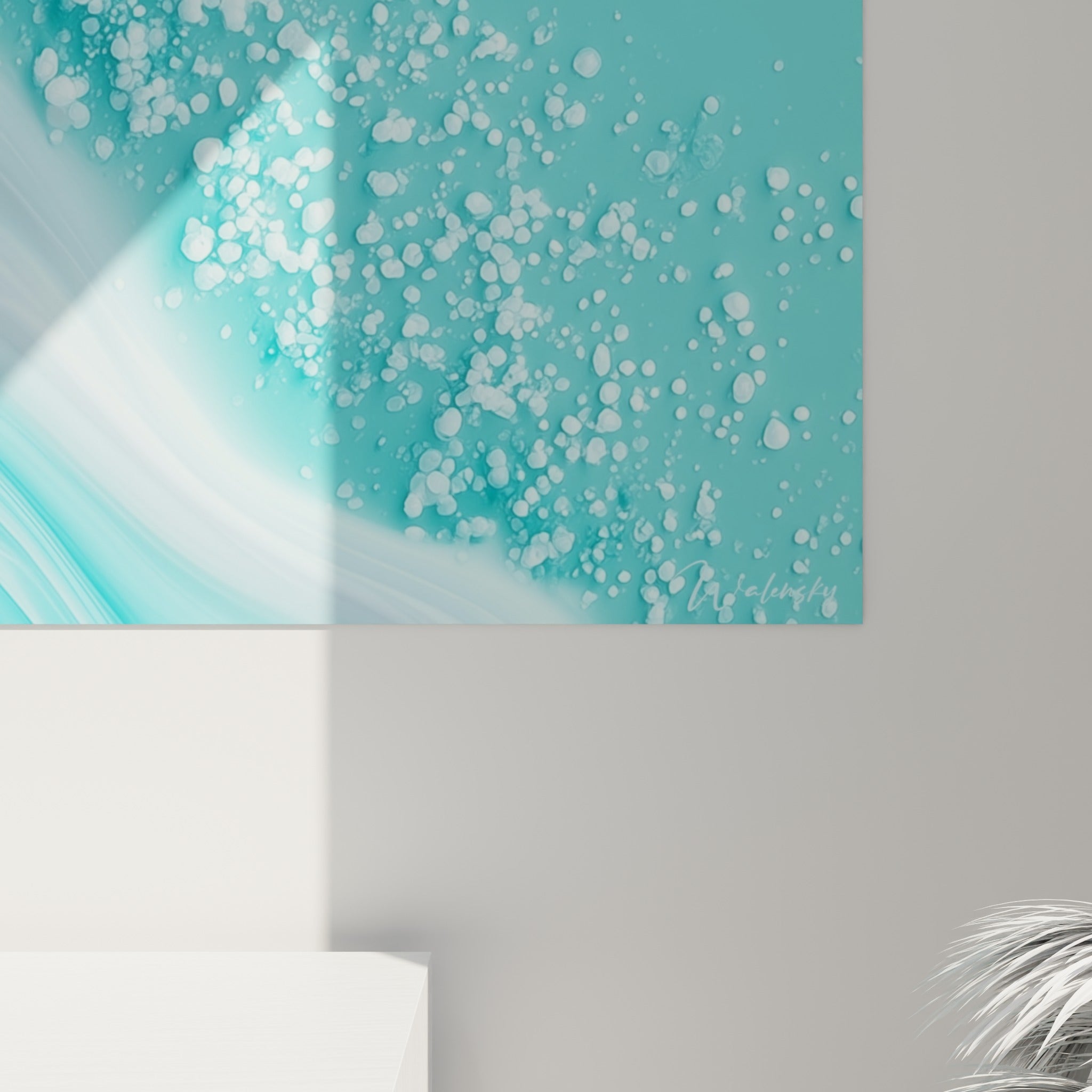 Gouttelettes blanches et reflets turquoise en gros plan, matière granuleuse et coulures visibles sur la toile