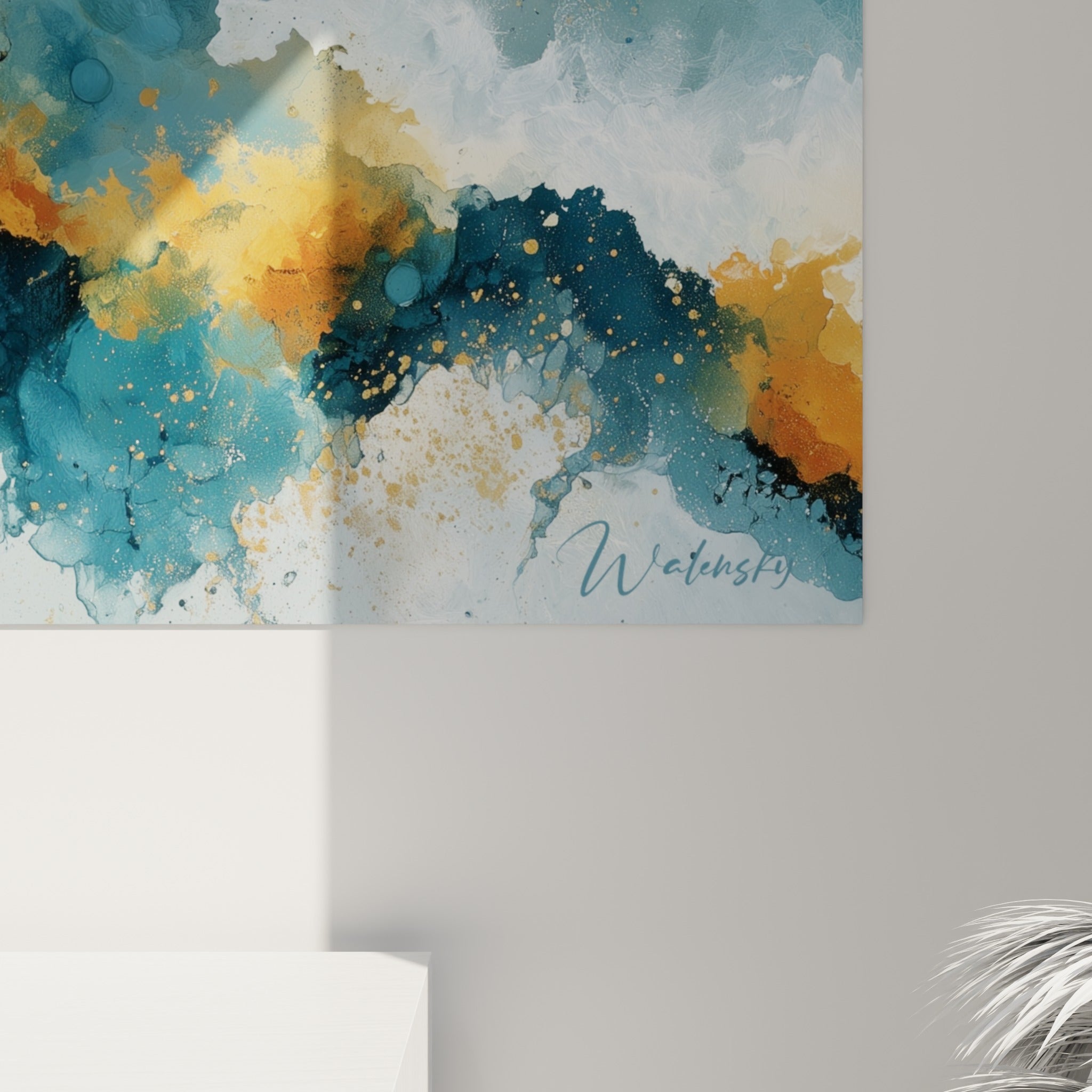 Grain de matière doré et coulures bleu pétrole visibles de près sur ce tableau Artistique abstrait accroché au mur