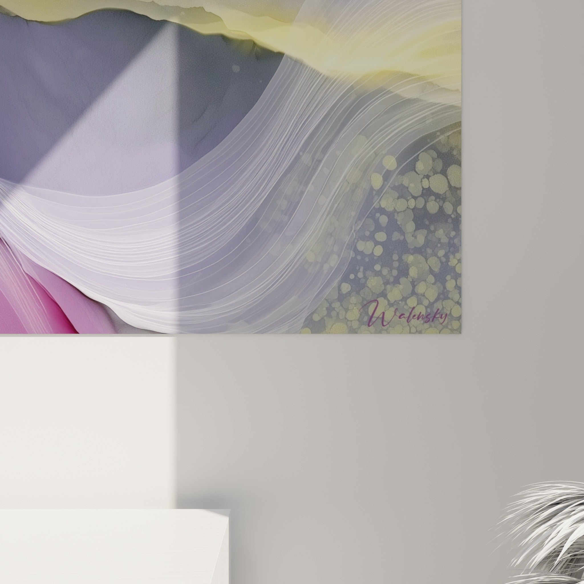 Grain marbré et coulures dorées se mêlant au violet profond, détail rapproché du tableau artistique abstrait