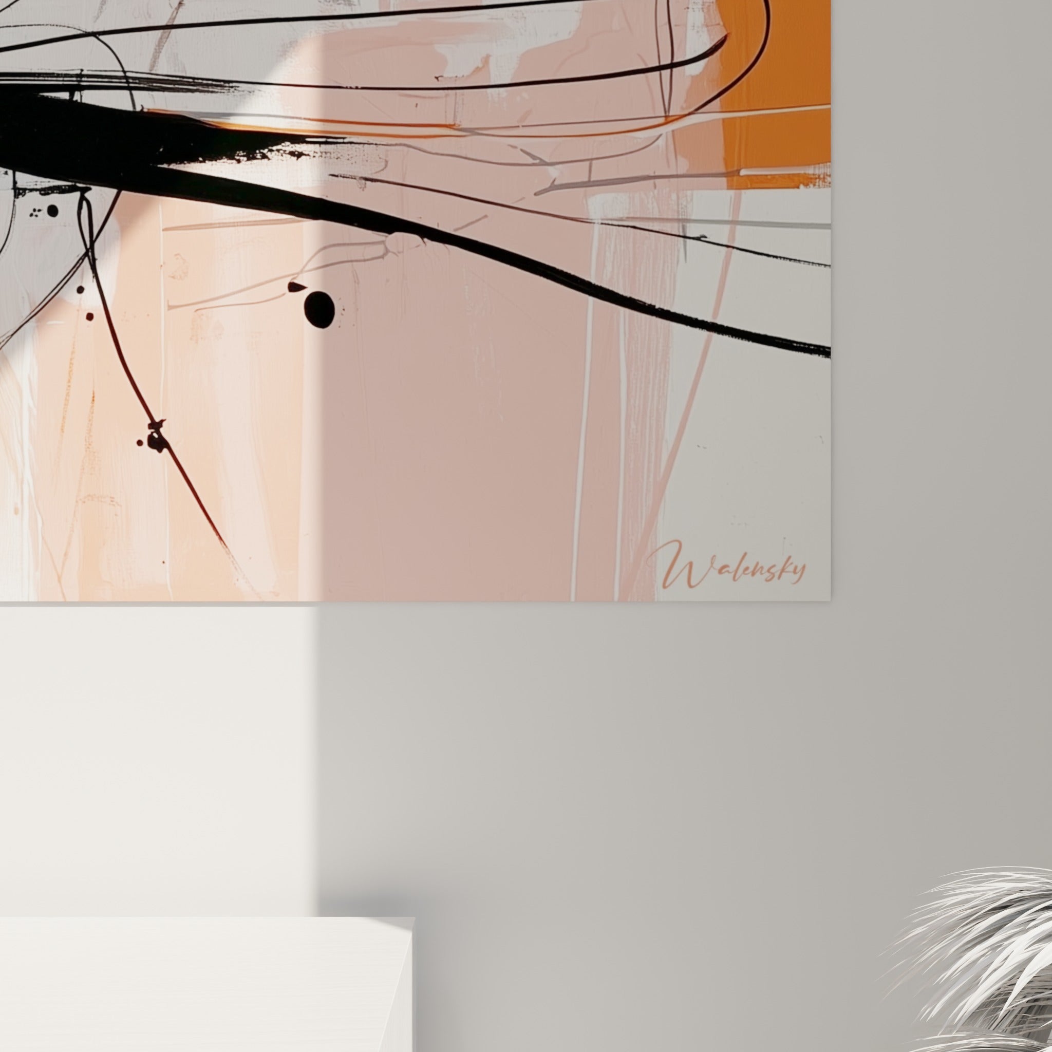 Empâtements noirs et coulures fines sur toile corail, matière picturale du tableau artistique abstrait