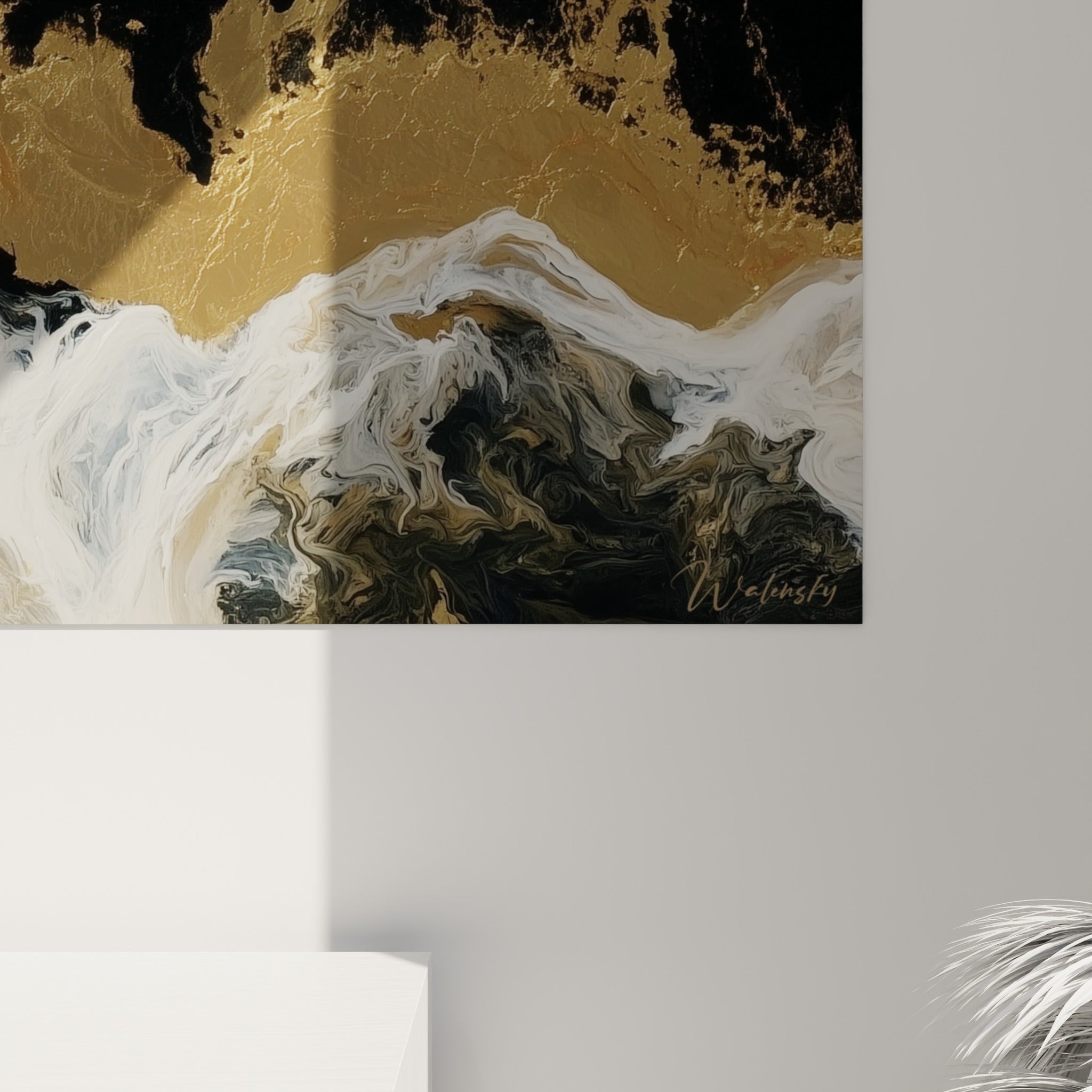Empâtements dorés et coulures blanches crémeuses se mêlant au noir mat dans un grain de peinture visible
