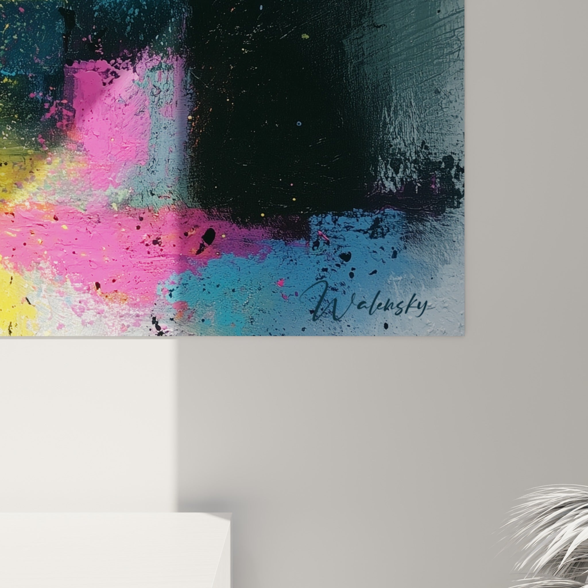Empâtements roses et jaunes se mêlant au gris anthracite, coulures et grain de peinture visibles