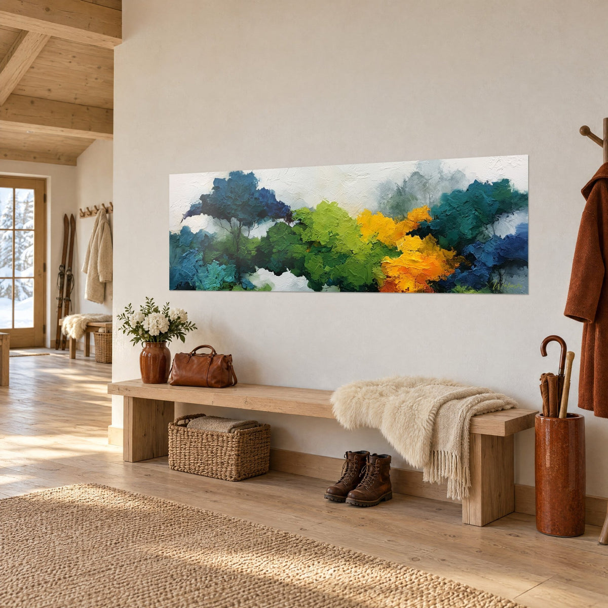 Tableau forêt abstraite aux touches de spatule bleu nuit et jaune soleil, vue de biais dans une entrée en bois clair