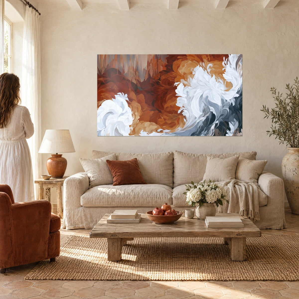 Tableau volutes de plumes blanches sur fond roux et ocre, couple de dos, au-dessus d'un canapé dans un salon lumineux