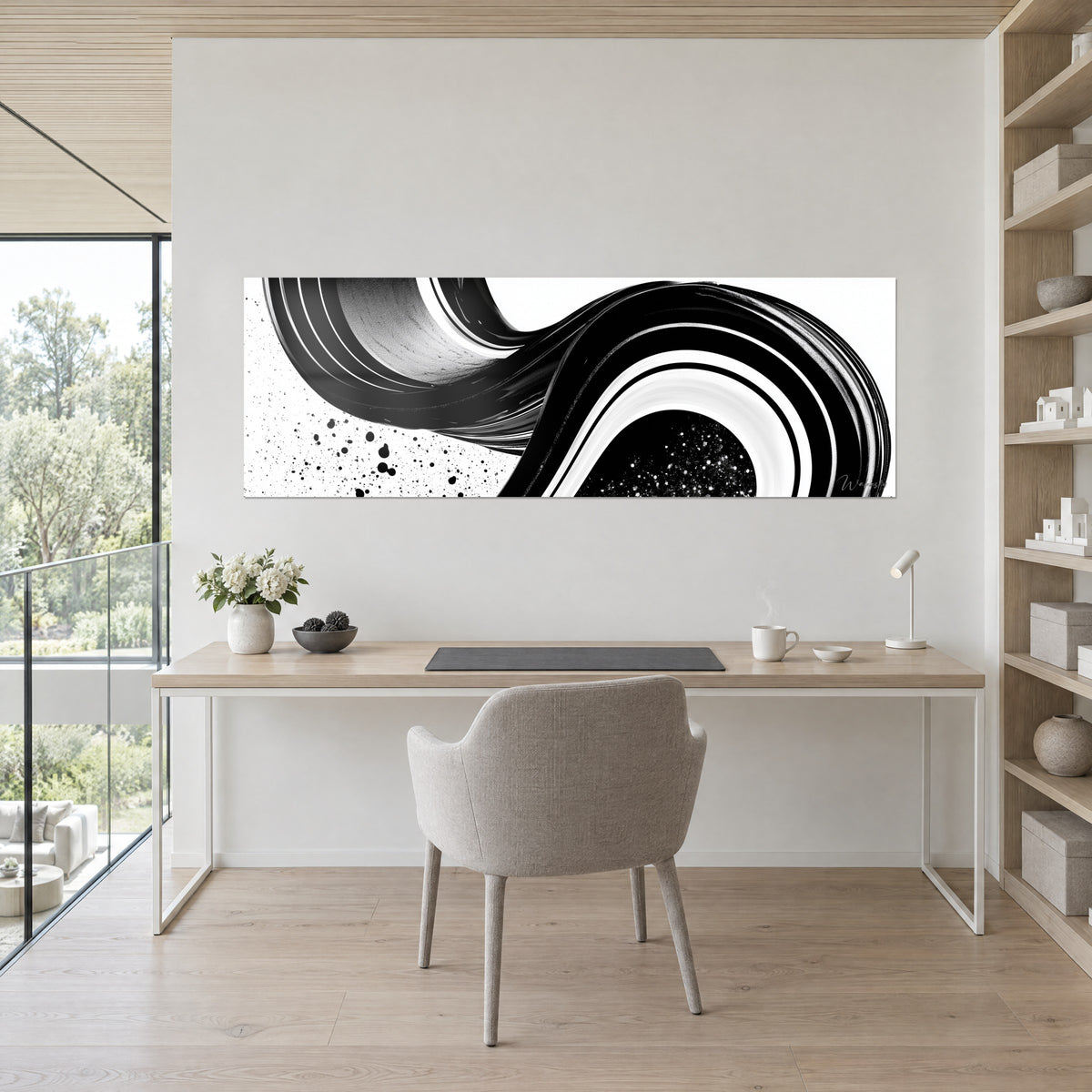 Quadro turbine grafico in bianco e nero con gocce d'inchiostro sparse, appeso sopra una scrivania in legno chiaro