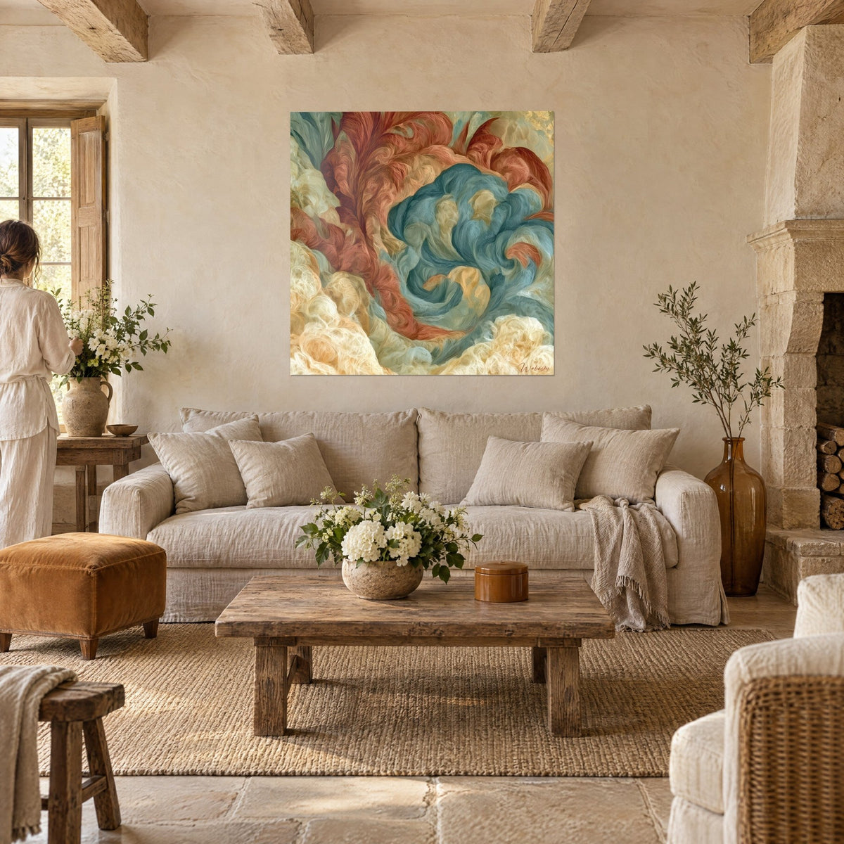 Quadro con spirale testurizzata di piume terracotta e verde petrolio, due persone di spalle, sopra un divano in un soggiorno luminoso