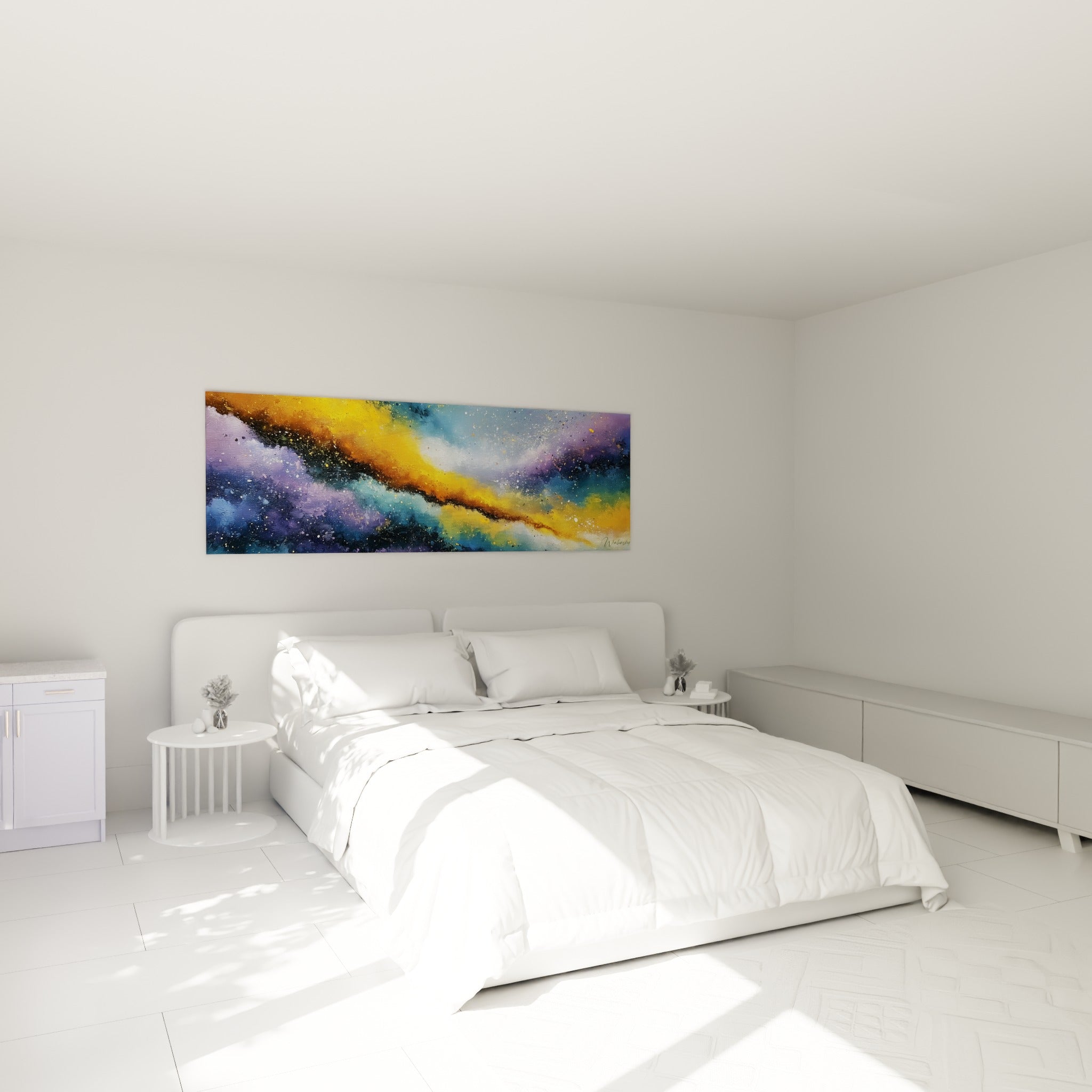 Traînée cosmique ocre et violette au-dessus d'un lit dans une chambre claire