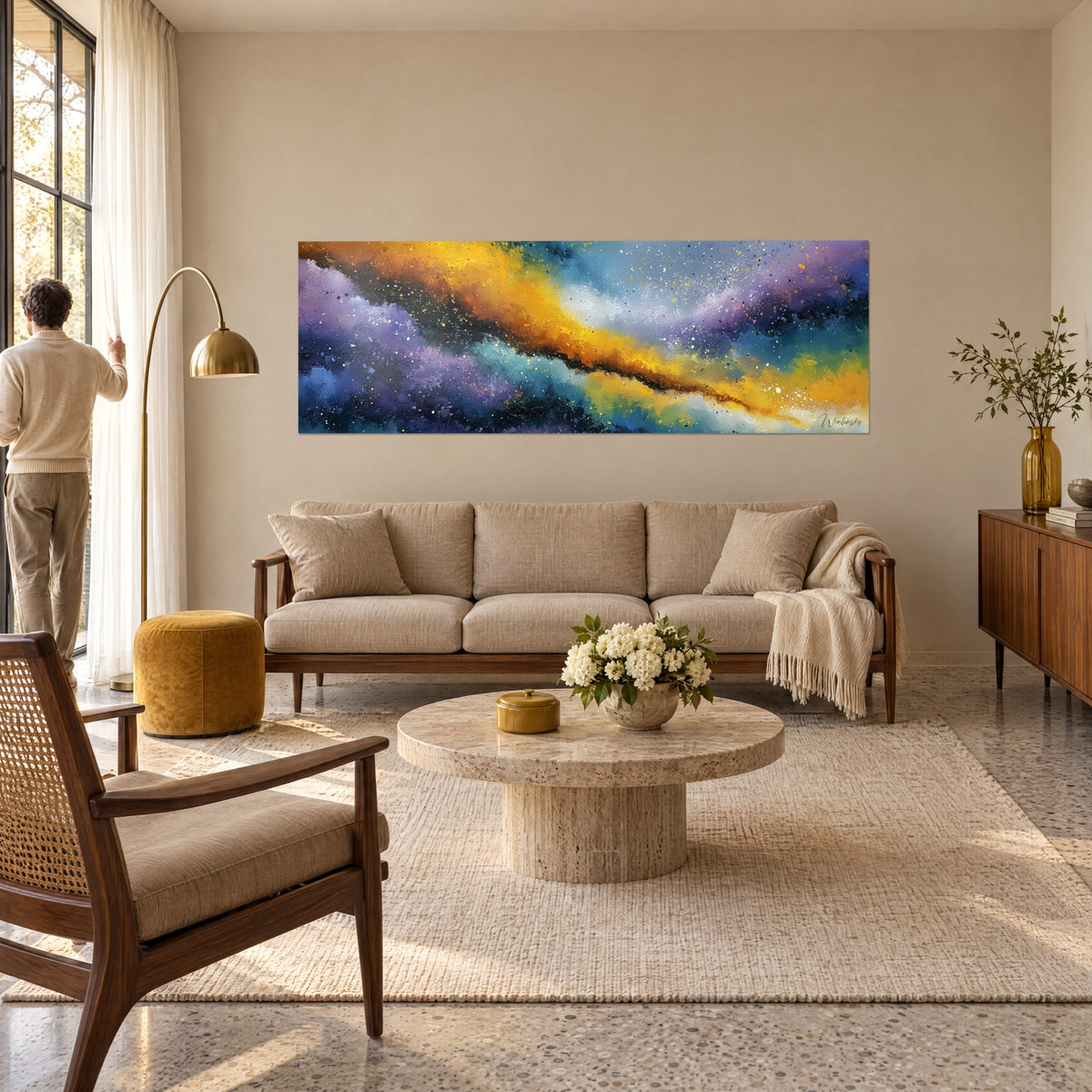 Gemälde Panorama-Nebel in Gold und Violett, leuchtender Ockerschweif, über einem Sofa in einem hellen Wohnzimmer