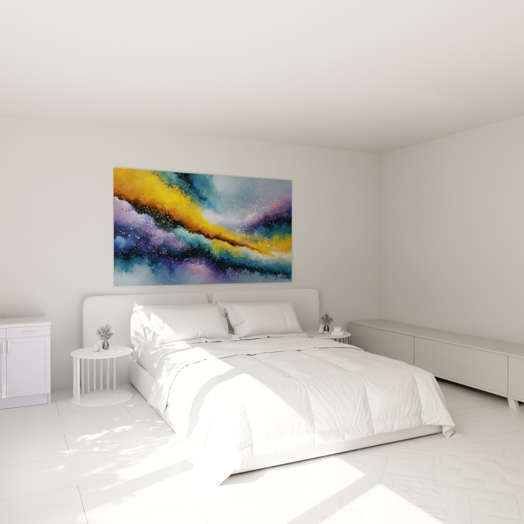Traînée dorée et volutes violettes de cette nébuleuse abstraite au-dessus d'un lit dans une chambre claire
