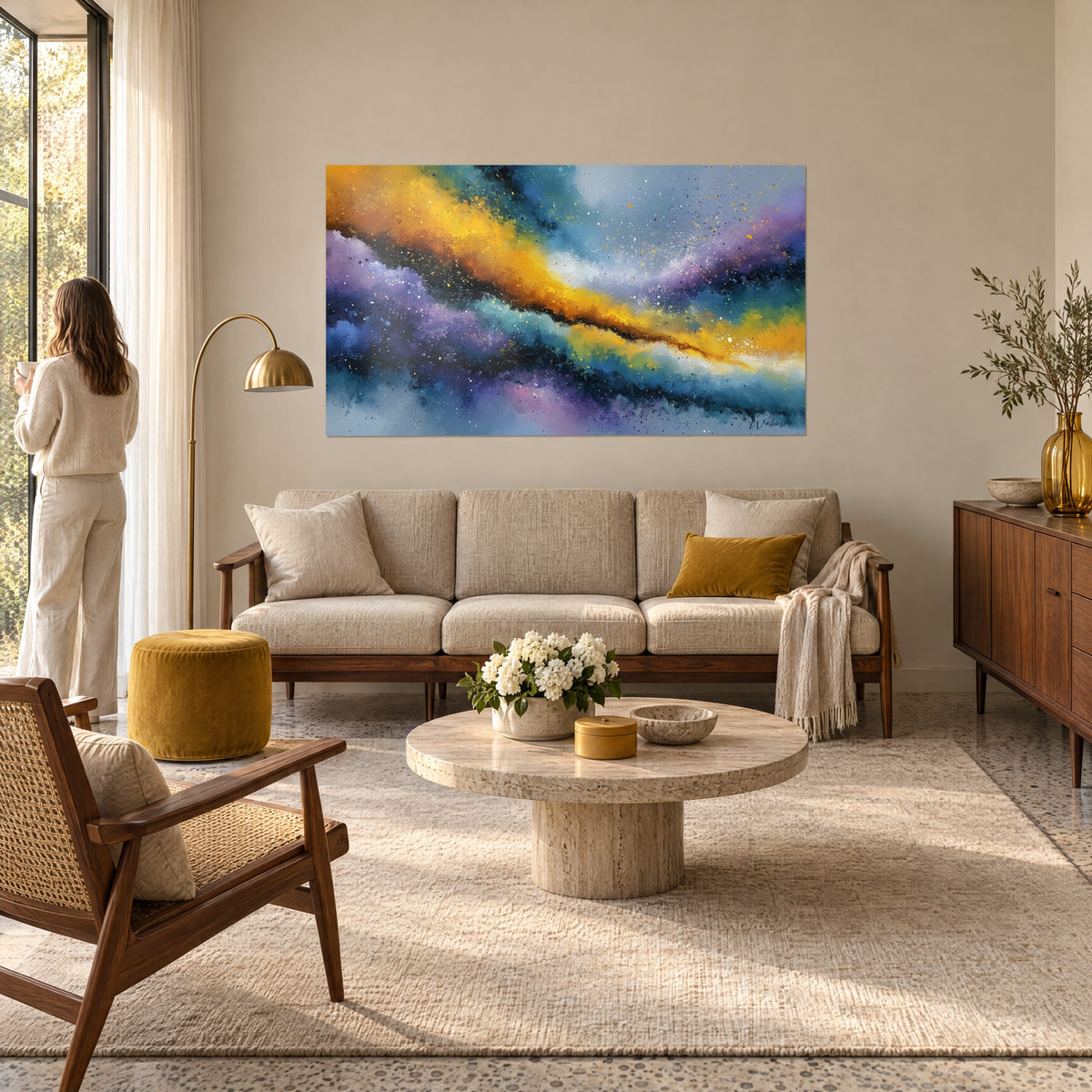 Gemälde abstrakter Nebel in Gold und Violett, ockerfarbenes Band auf nachtblauem Grund mit weißen Funkeln, über einem Sofa in einem hellen Wohnzimmer