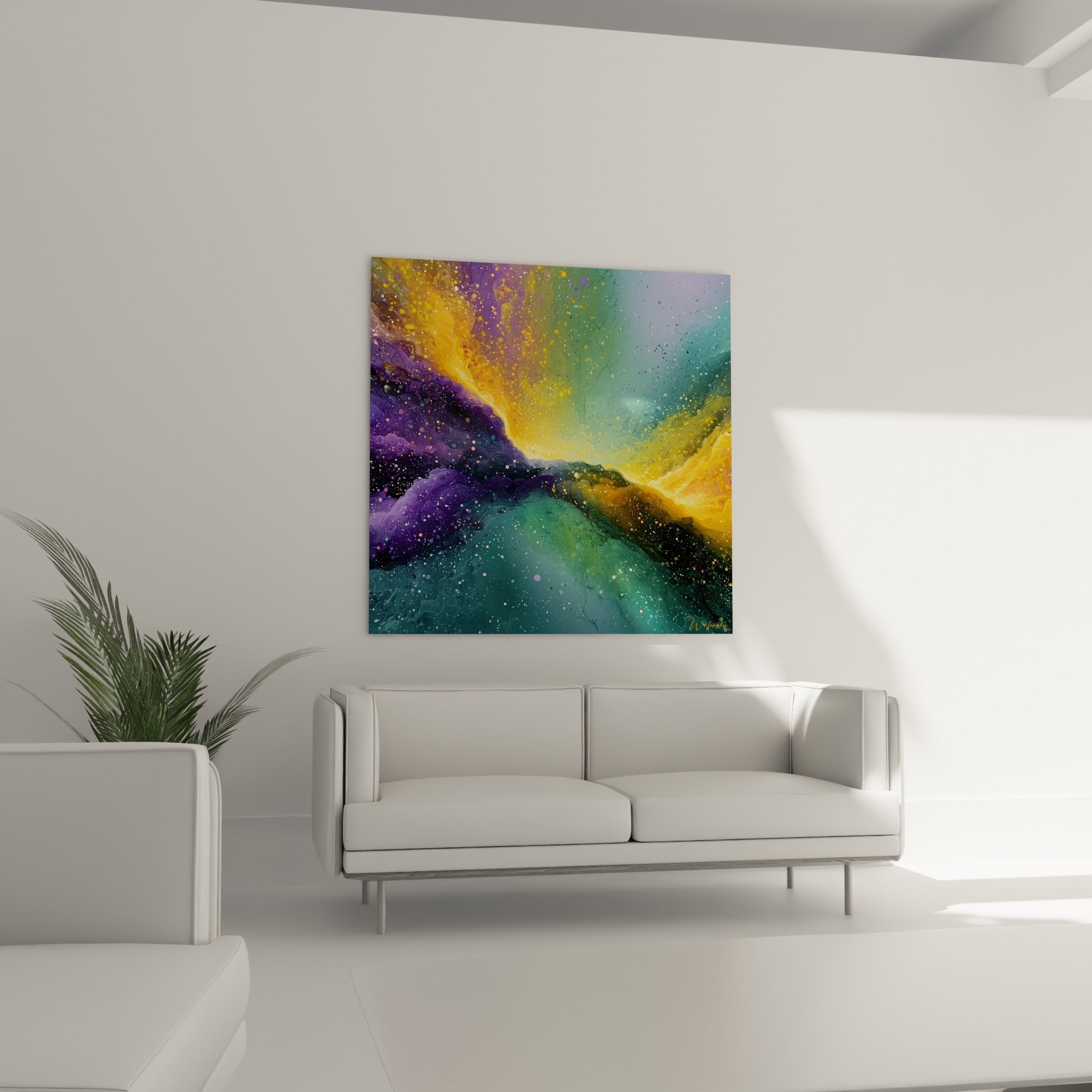Traînée dorée cosmique sur fond violet et vert au-dessus d'un canapé dans un salon lumineux