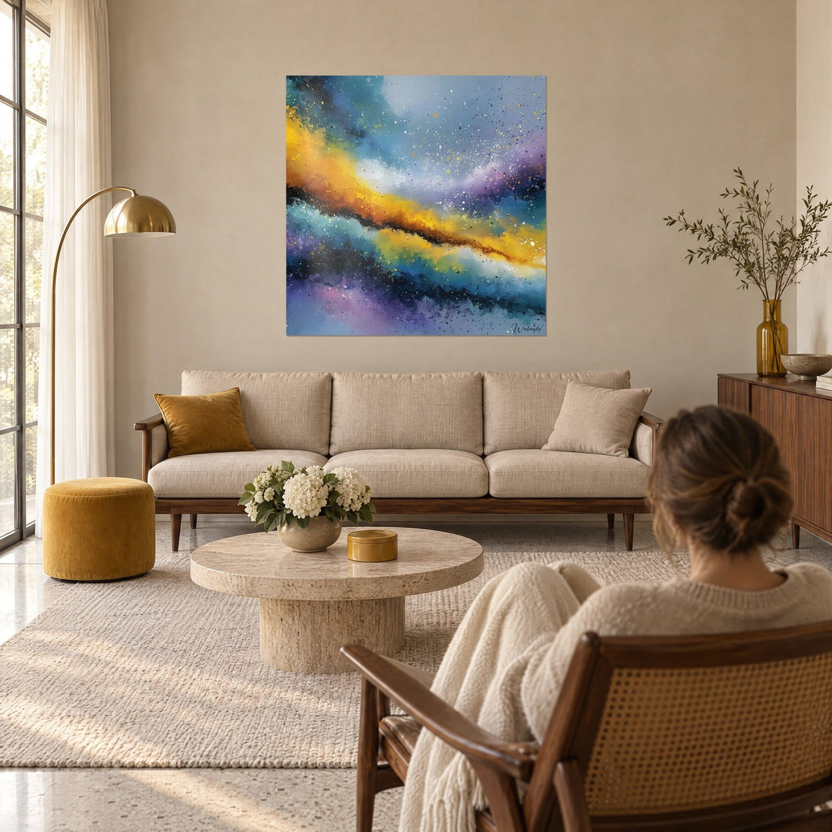 Gemälde goldener Nebel mit blauen und violetten Schlieren, weiße Lichtspritzer, über einem Sofa in einem hellen Wohnzimmer