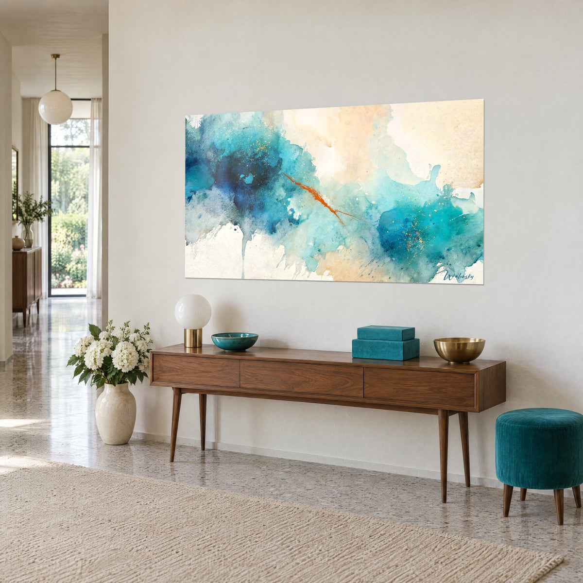 Tableau aquarelle abstraite aux coulures ivoire et bleu pétrole, balafre orange en diagonale, sur un mur crème près d'un buffet