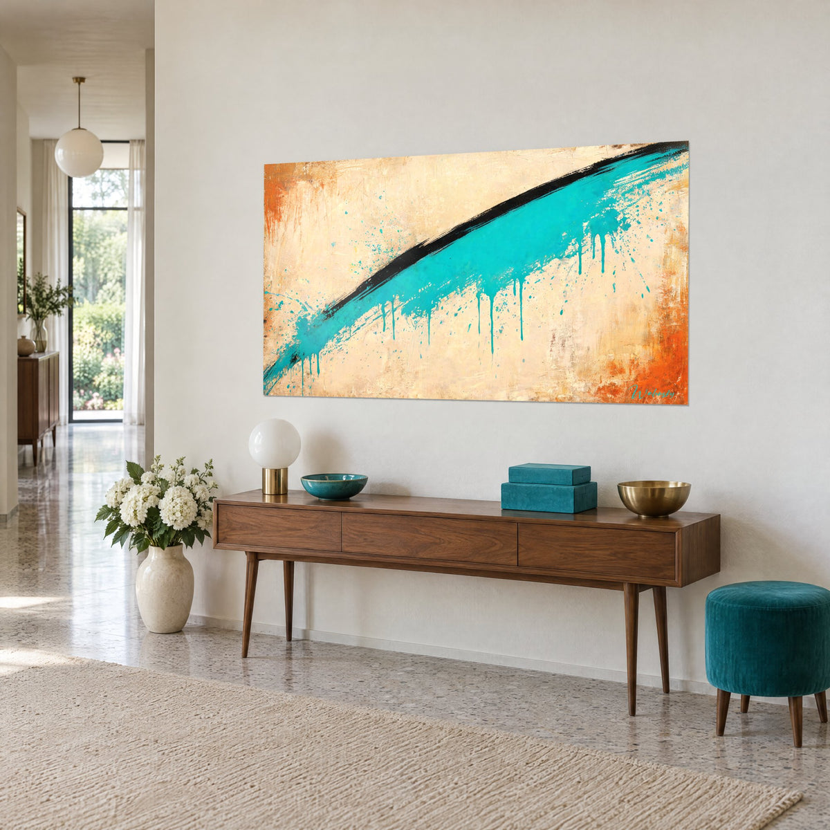 Tableau trait noir et traînée cyan éclaboussée, coulures fines sur fond crème, en vue de trois-quarts au-dessus d'une console en bois