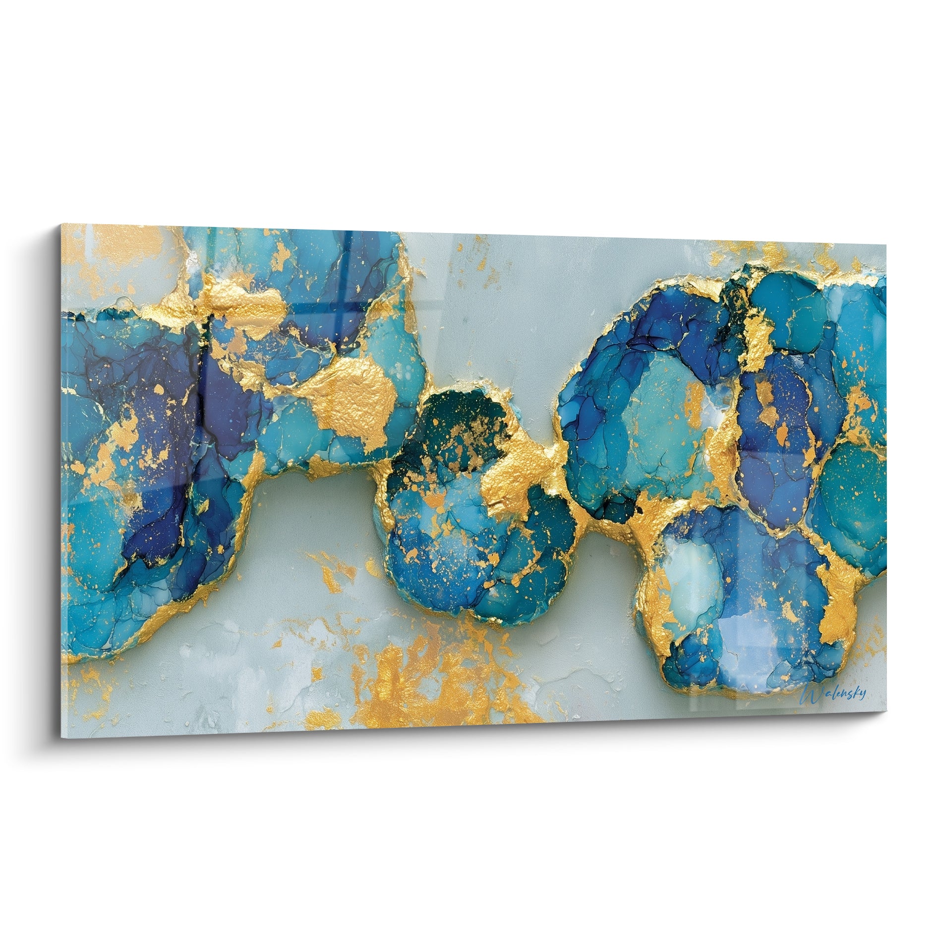 Formations turquoise et bleu marine sillonnées de veines dorées sur fond gris nacré, style alcohol ink