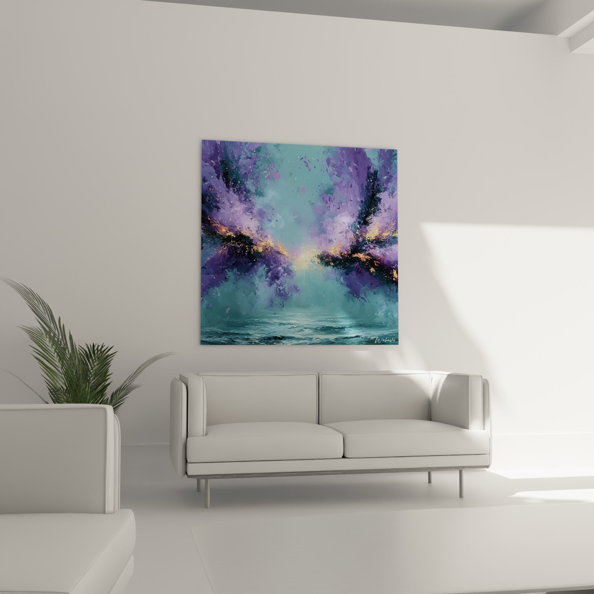 Composition abstraite bleu turquoise et violette traversée d'or, au-dessus d'un canapé dans un salon lumineux