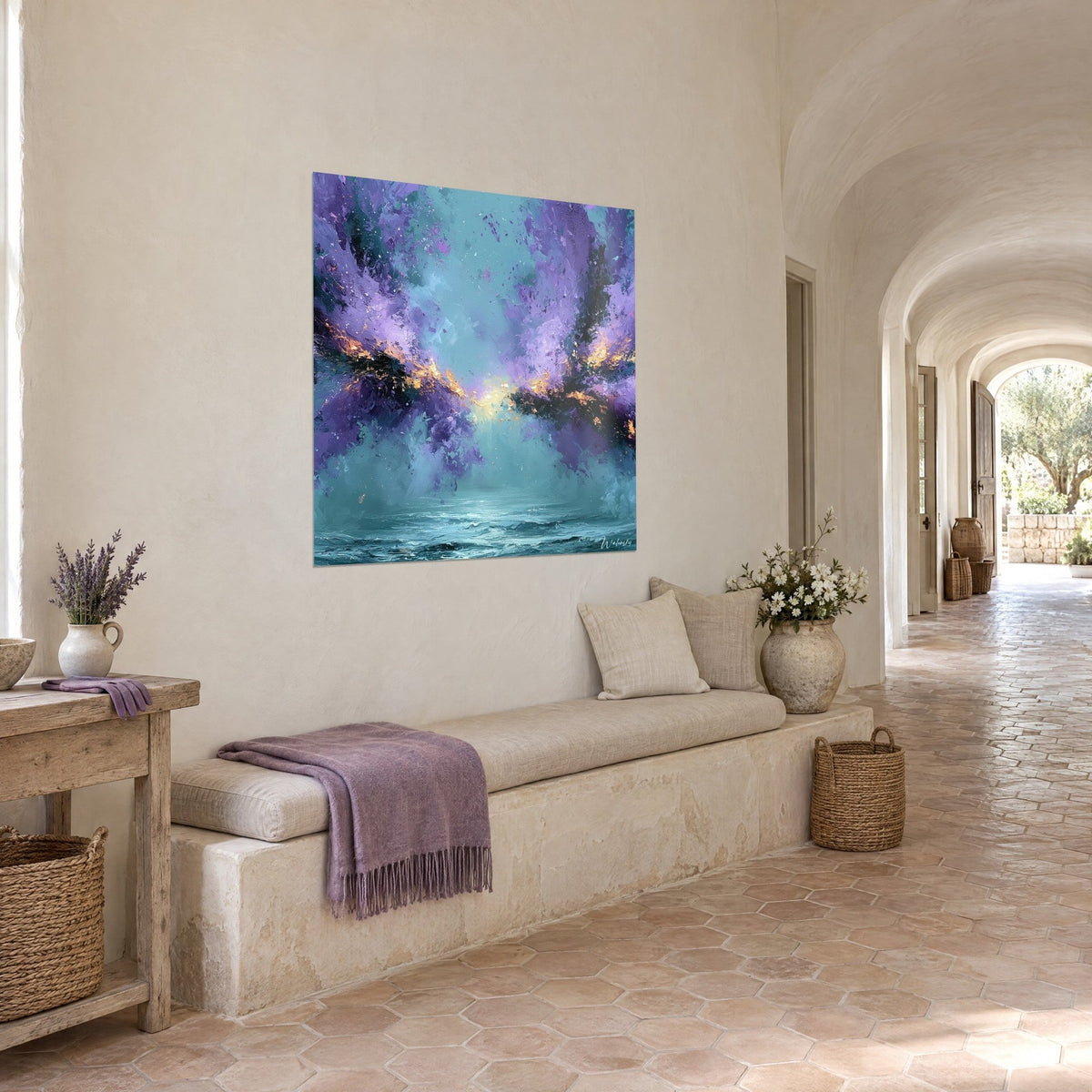 Quadro collisione celeste in impasti malva e blu ghiacciaio, bagliore dorato centrale, su un muro imbiancato di un corridoio a volta