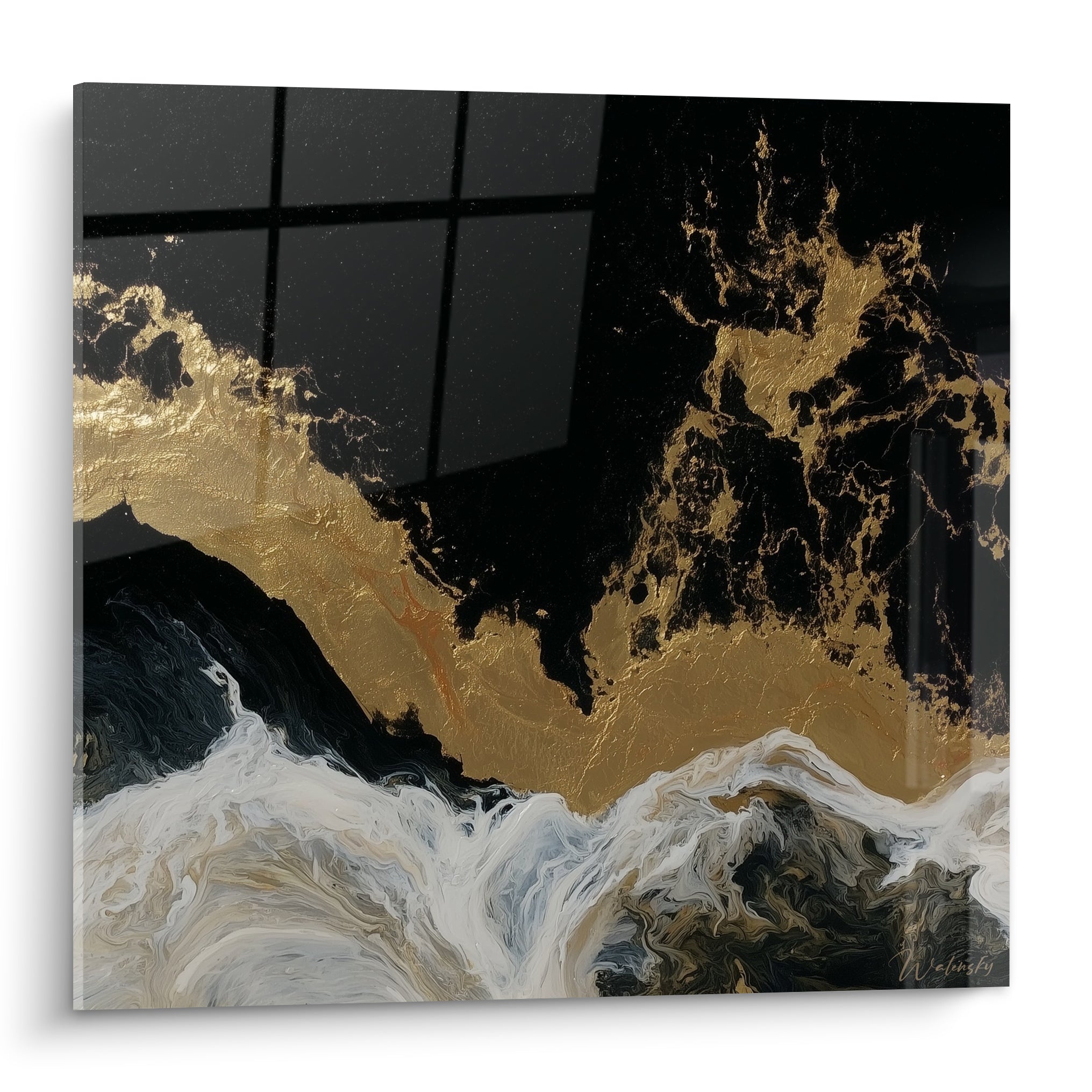 Vague noire et dorée figée avec écume blanche tourbillonnante, style abstrait marin texturé