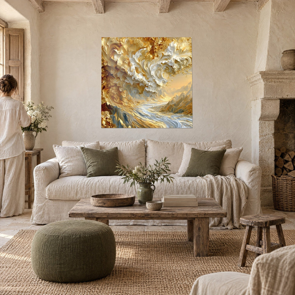 Tableau vague d'or aux volutes de crème et reflets bleu-gris, une femme de dos, au-dessus d'un canapé dans un salon lumineux