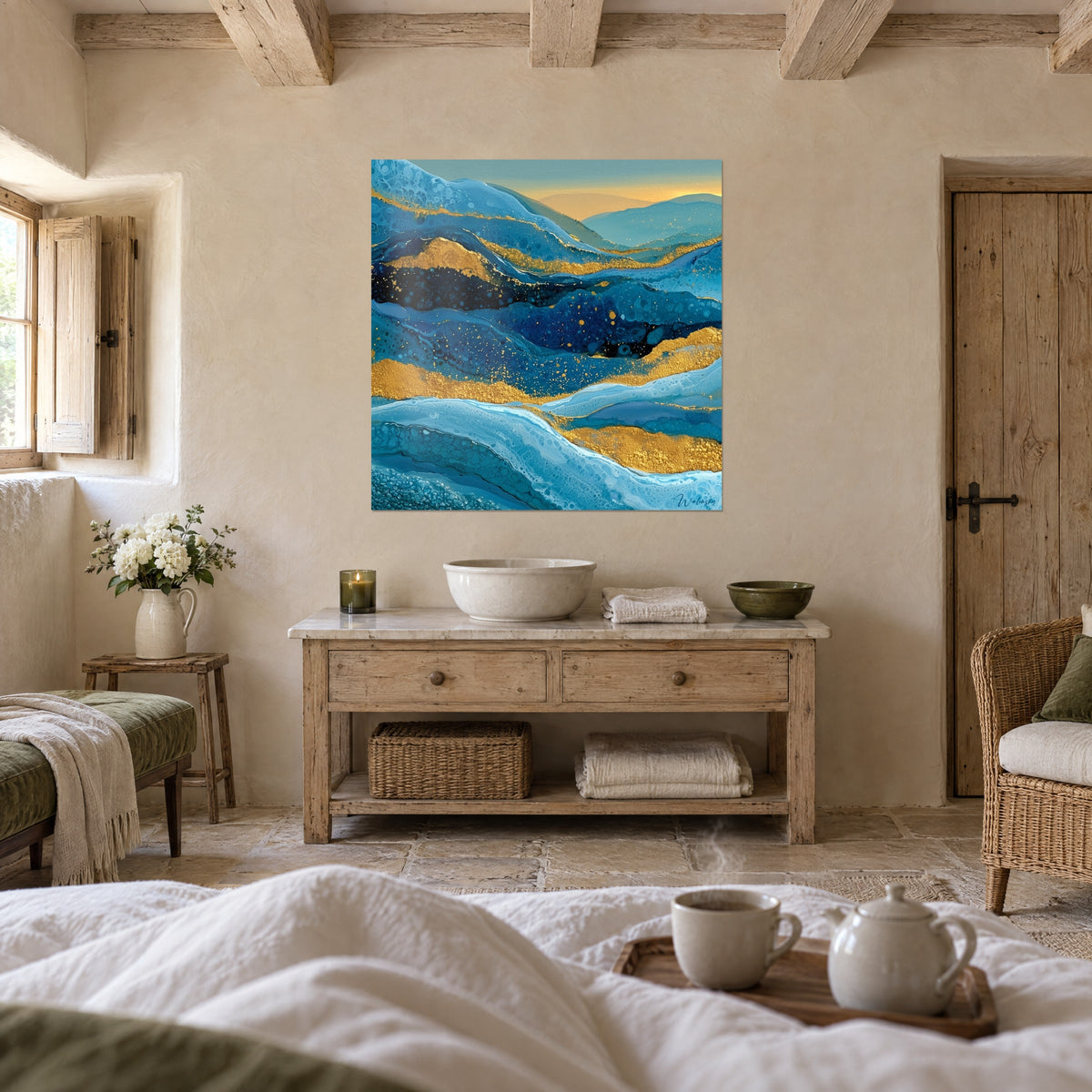 Quadro marea astratta blu notte e dorata, bolle turchesi, colline sullo sfondo, sopra un letto in una camera luminosa