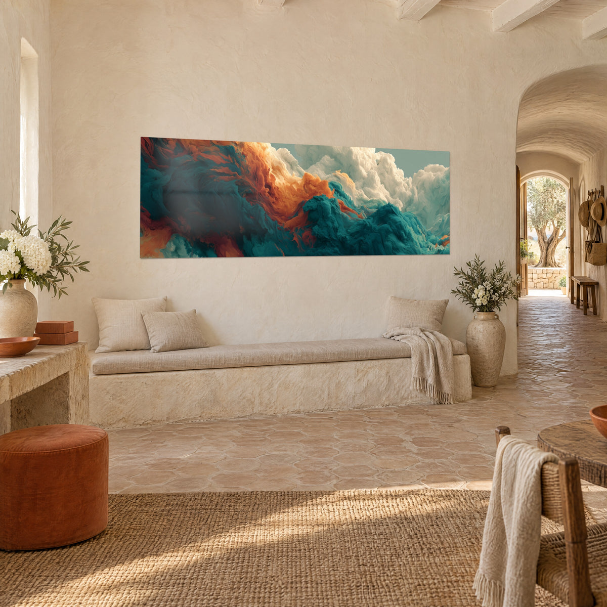 Quadro di cielo in collisione, onde di materia arancione e blu anatra sotto una nuvola avorio, muro imbiancato di un casolare provenzale