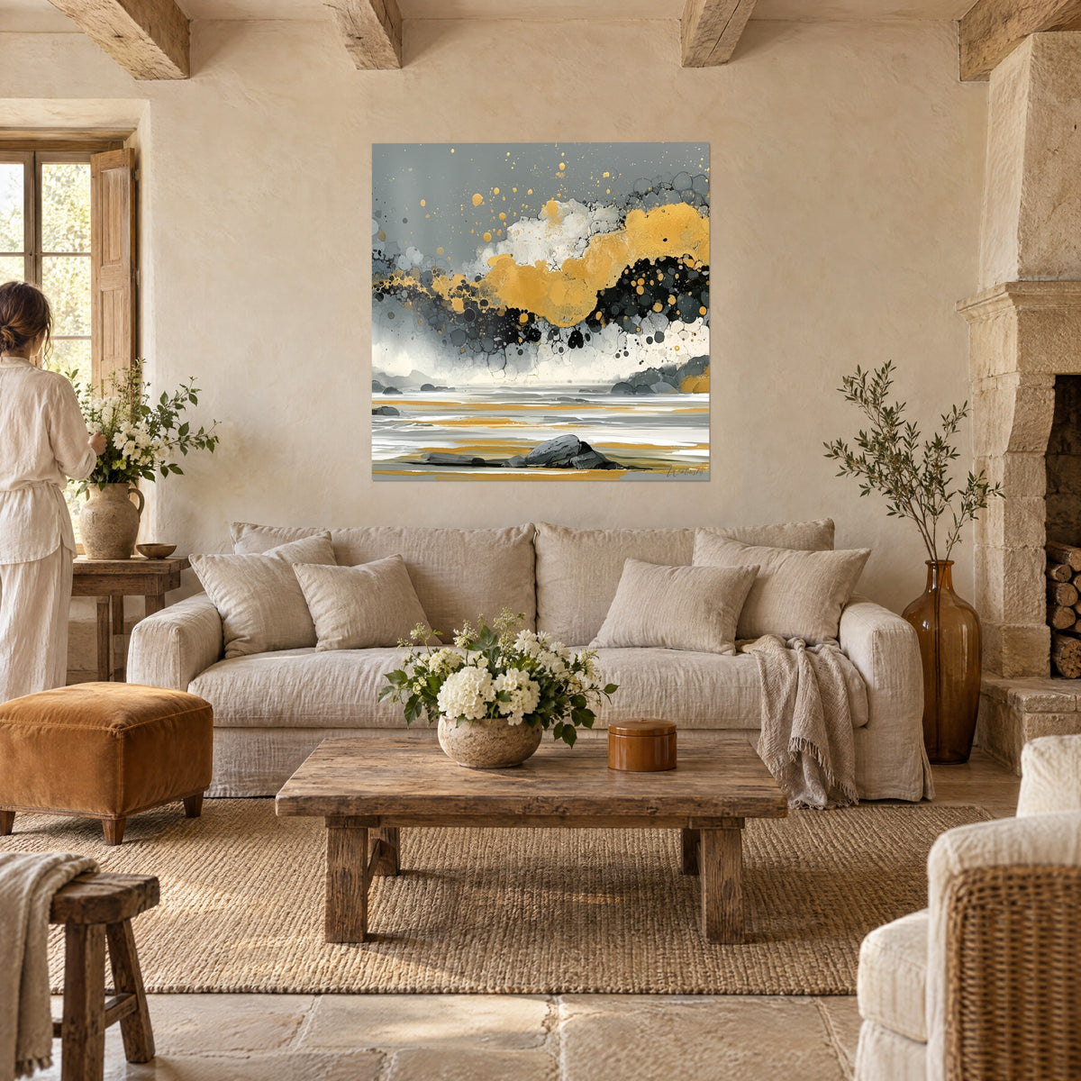 Quadro sciame di nuvole dorate sospeso sopra rocce antracite, schizzi d'oro e grigio, due persone di spalle, sopra un divano in un soggiorno luminoso