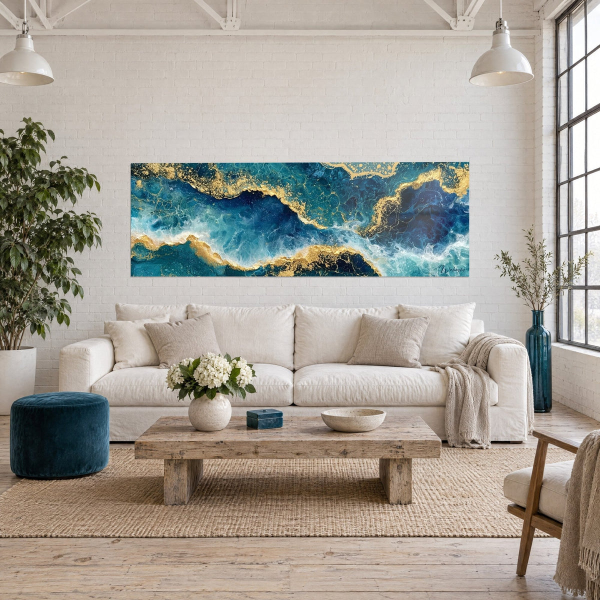Tableau marbrures bleu marine veinées d'or, écume blanche au centre, au-dessus d'un canapé dans un salon lumineux