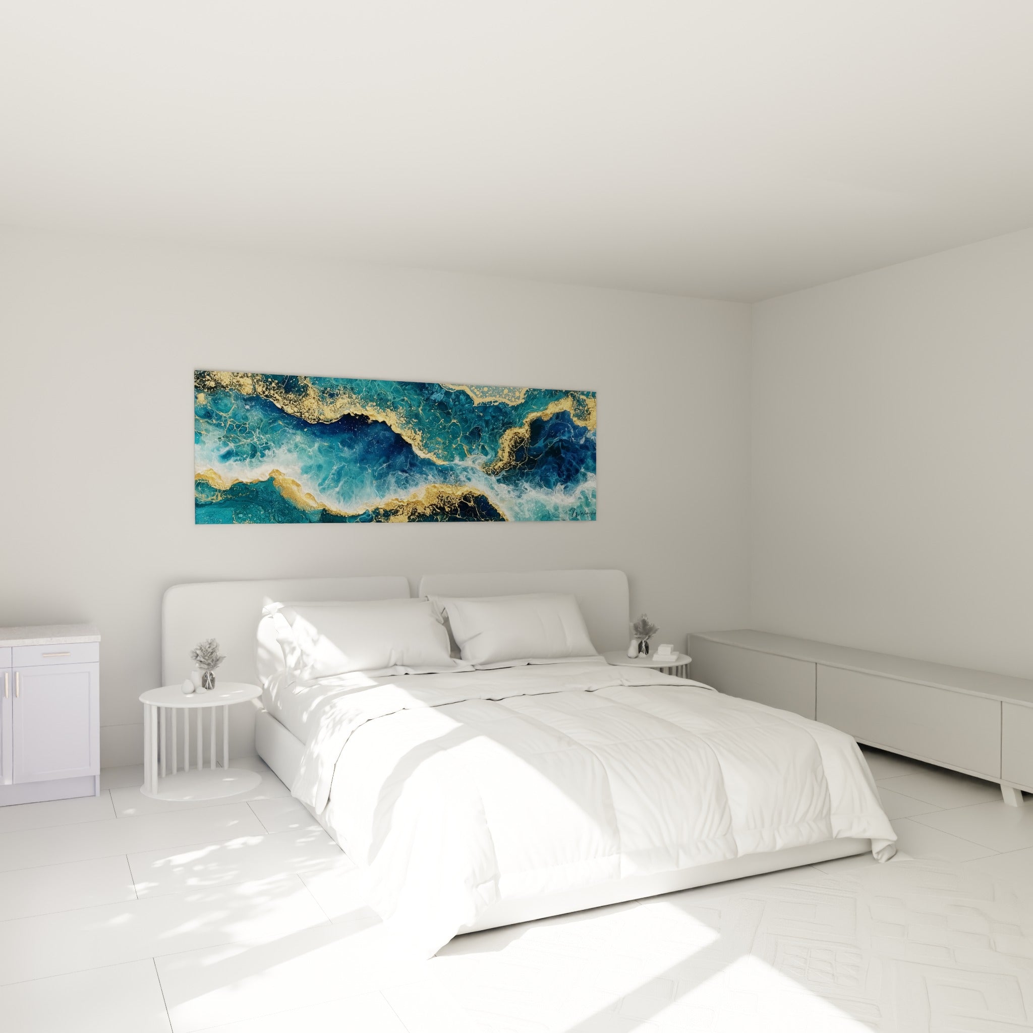 Vagues dorées et bleu marine se déployant en volutes fluides, au-dessus d'un lit dans une chambre claire
