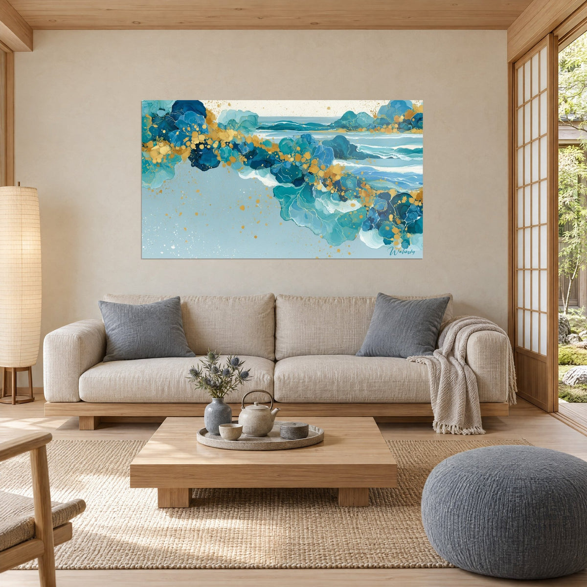 Tableau récif marin aux corolles bleu pétrole et pépites dorées, vagues turquoise sur le fond, au-dessus d'un canapé dans un salon lumineux